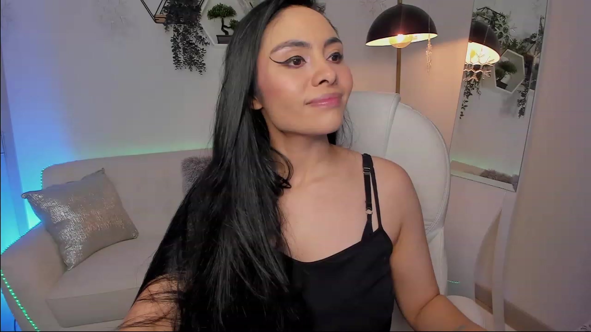 Gallery image thumbnail from Marianviolet's myfreecams stream on, 05/21/2023, 07:12 image 9 of 20