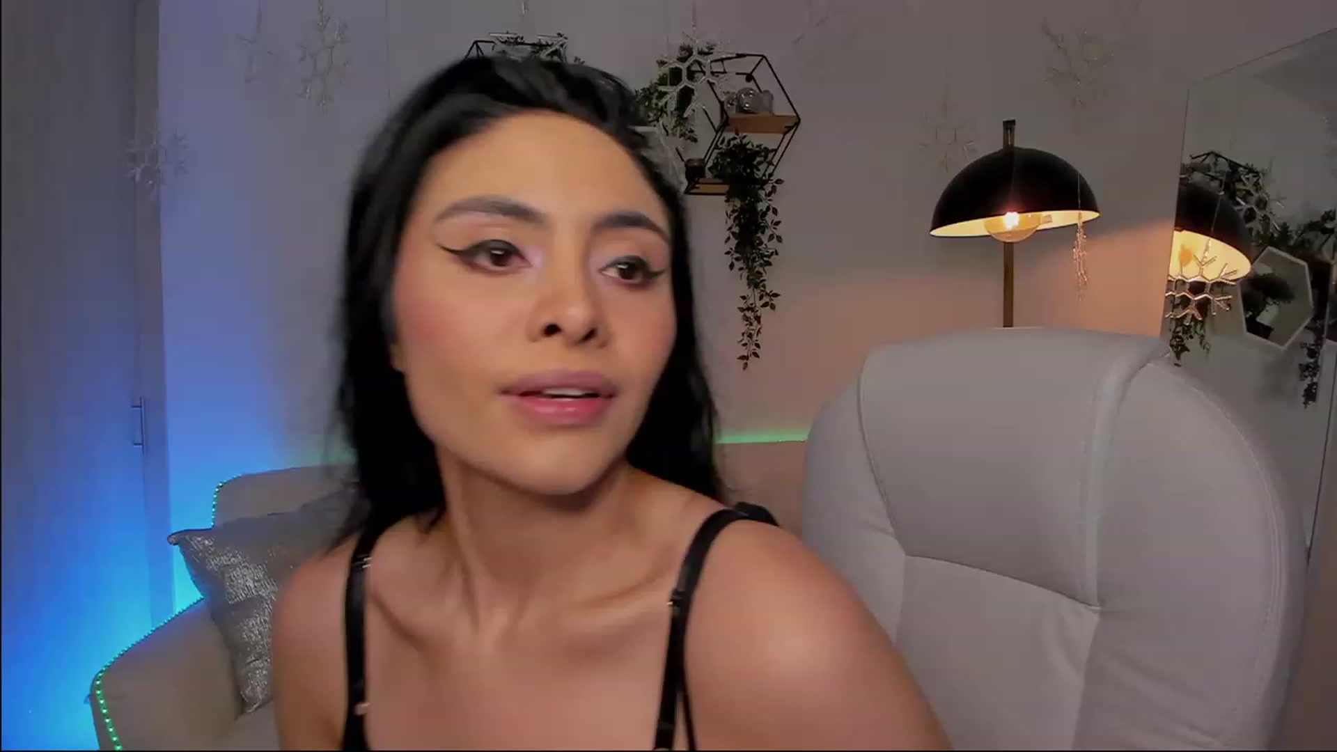 Gallery image thumbnail from Marianviolet's myfreecams stream on, 05/21/2023, 07:12 image 13 of 20