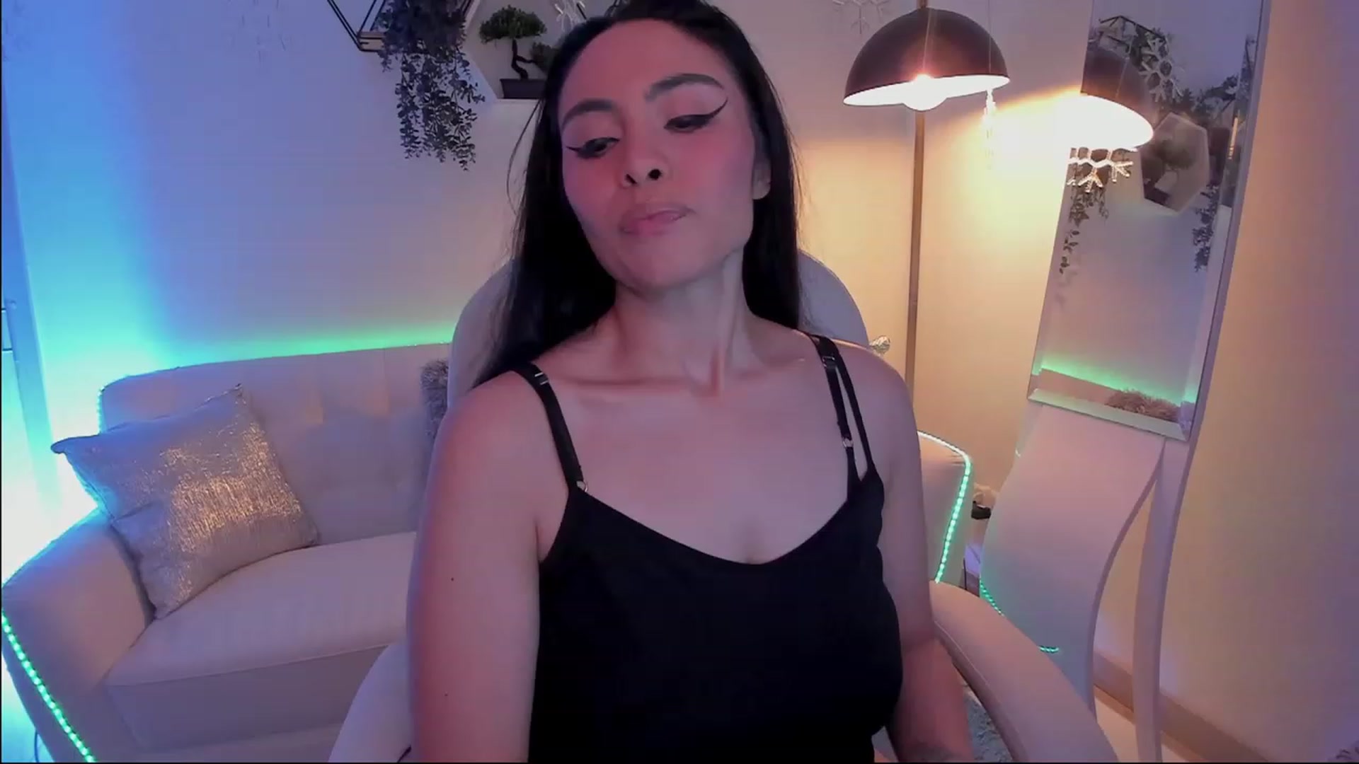 Gallery image thumbnail from Marianviolet's myfreecams stream on, 05/21/2023, 07:12 image 2 of 20