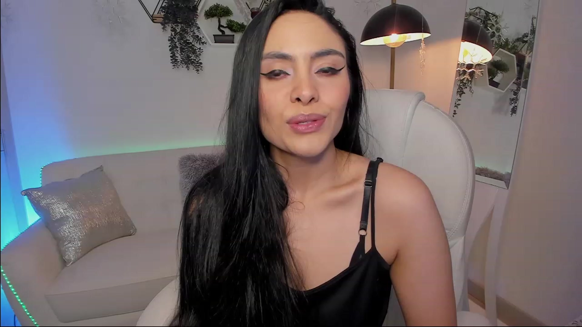 Gallery image thumbnail from Marianviolet's myfreecams stream on, 05/21/2023, 07:12 image 10 of 20