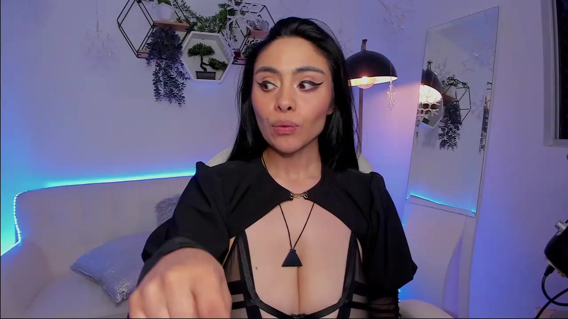 Gallery image thumbnail from Marianviolet's myfreecams stream on, 05/25/2023, 09:43 image 12 of 20
