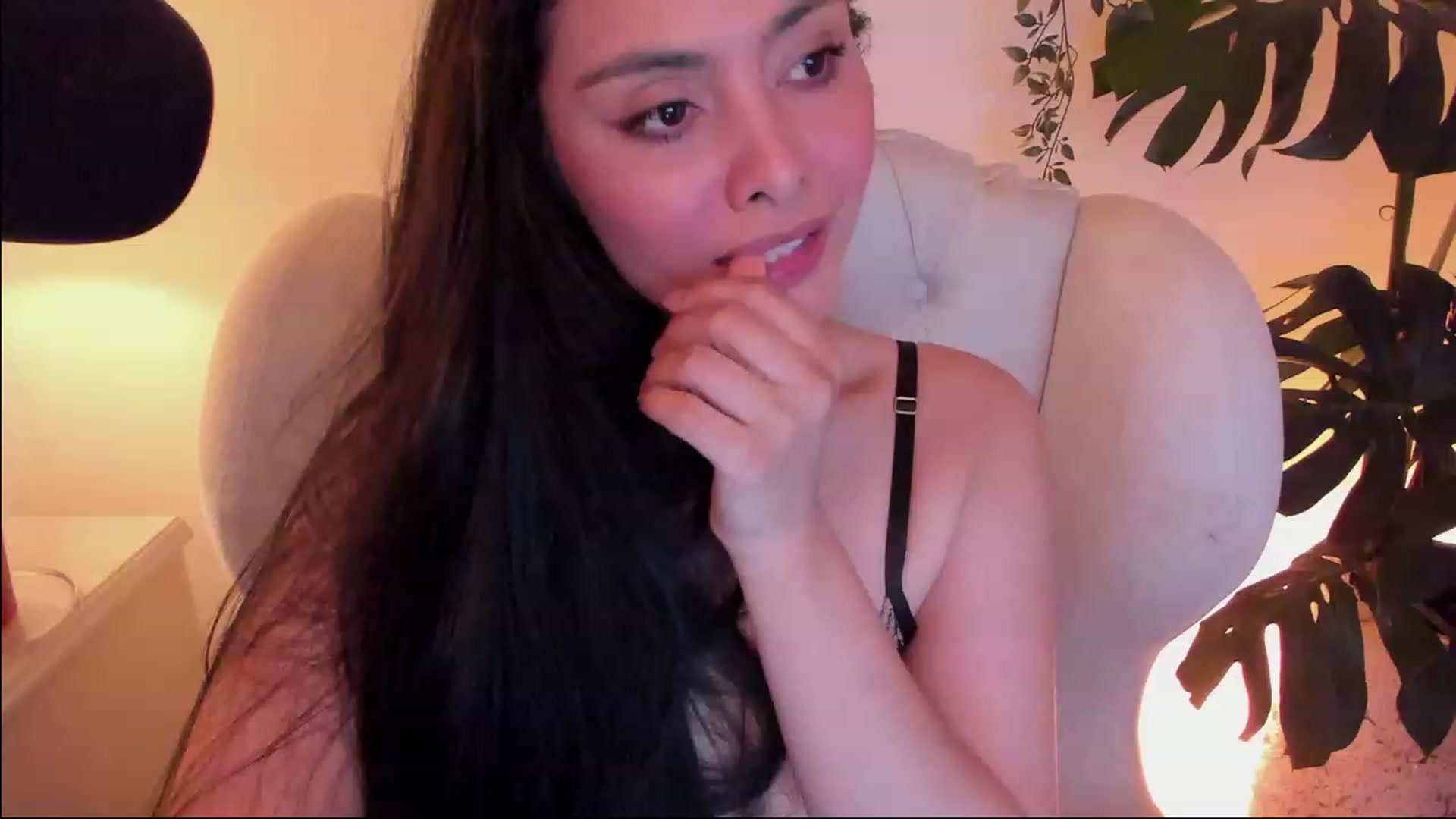 Gallery image thumbnail from Marianviolet's myfreecams stream on, 03/13/2024, 09:16 image 16 of 20