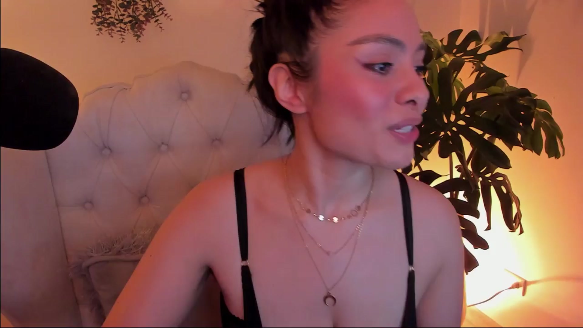 Gallery image thumbnail from Marianviolet's myfreecams stream on, 03/29/2024, 10:16 image 4 of 20