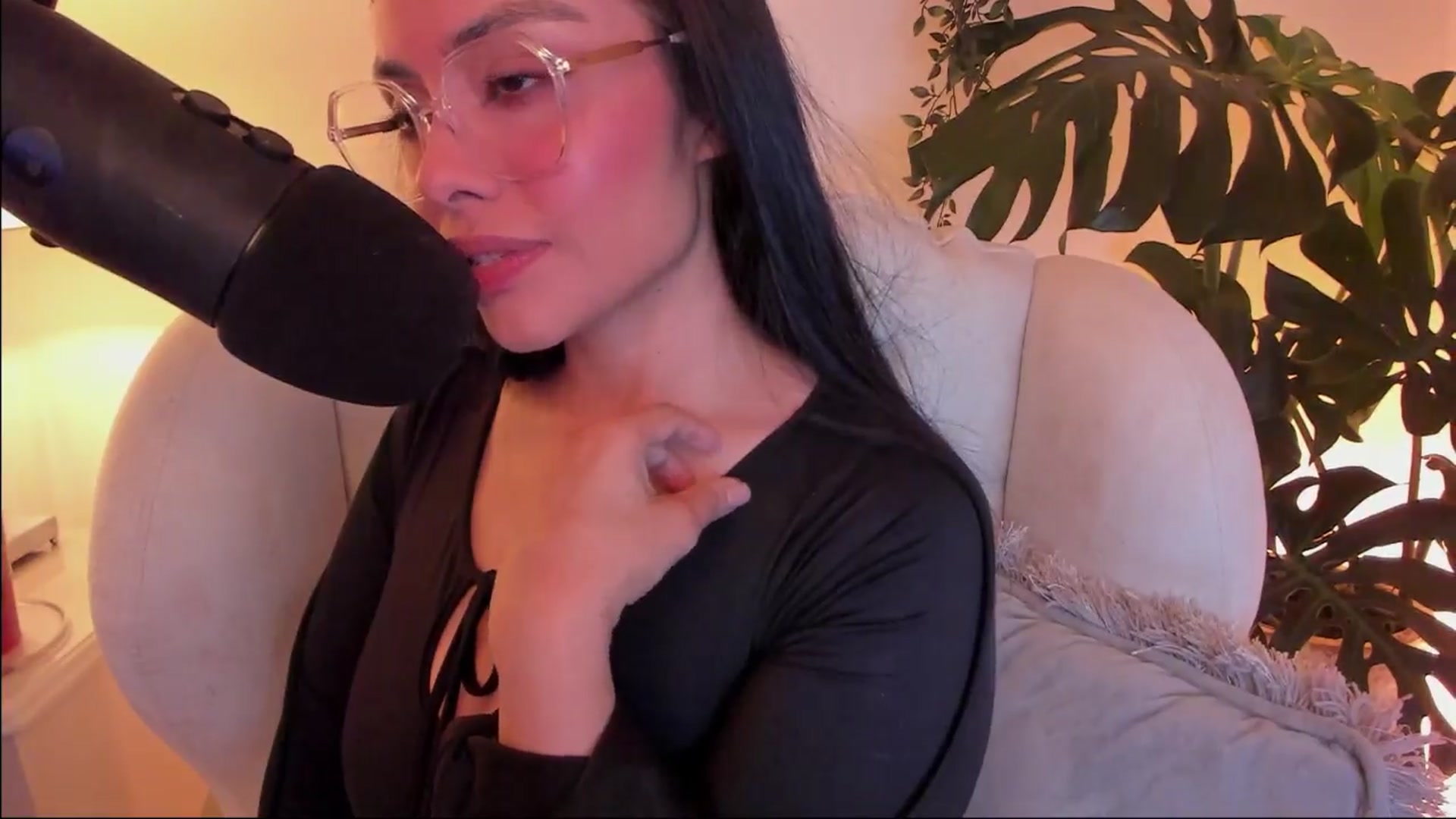 Gallery image thumbnail from Marianviolet's myfreecams stream on, 04/03/2024, 09:00 image 3 of 20
