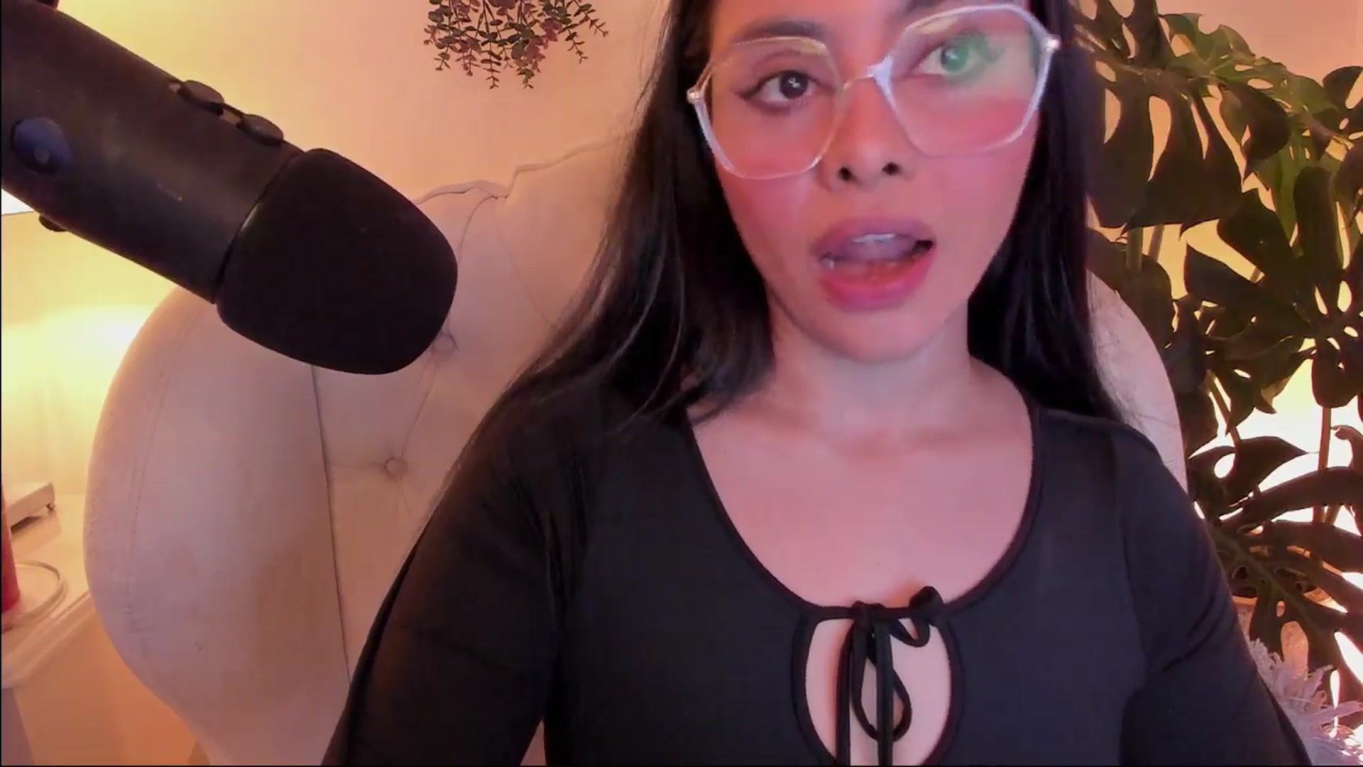 Gallery image thumbnail from Marianviolet's myfreecams stream on, 04/03/2024, 09:00 image 4 of 20