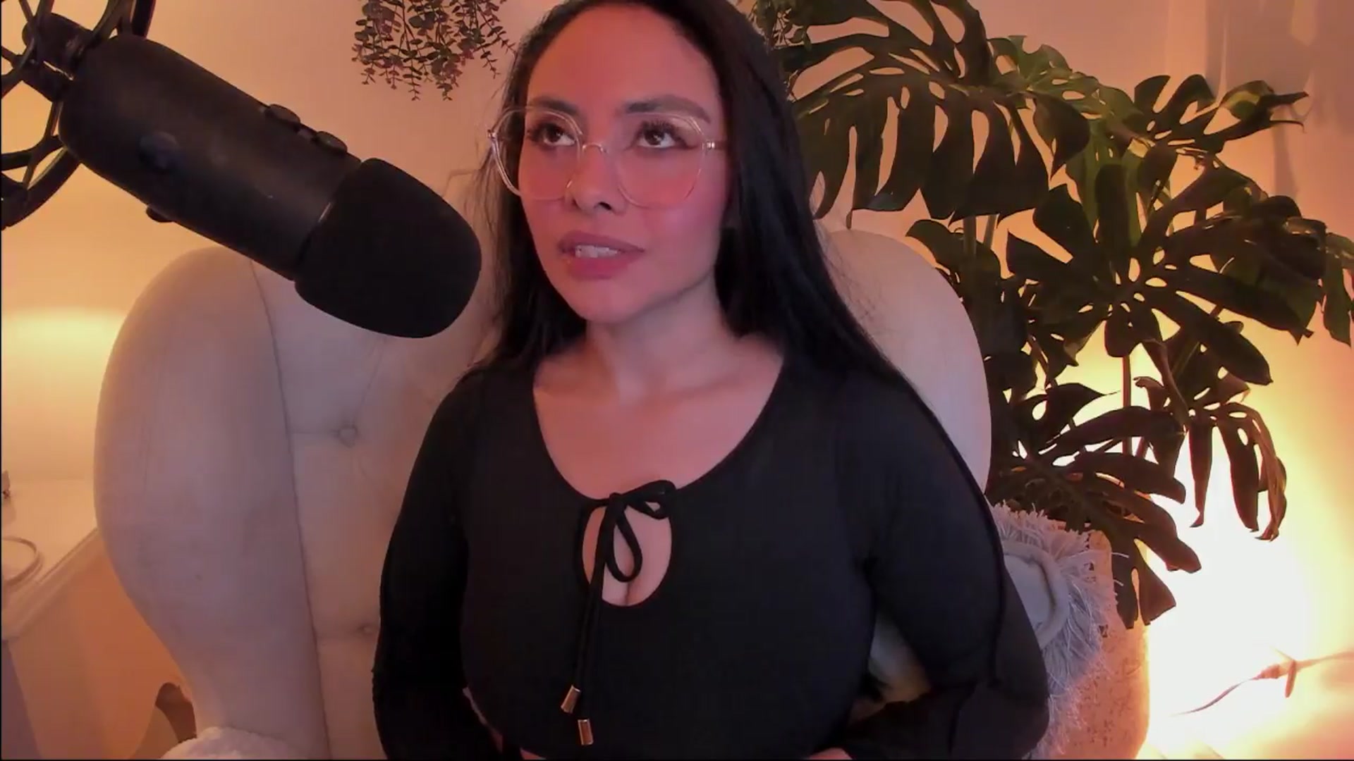 Gallery image thumbnail from Marianviolet's myfreecams stream on, 04/03/2024, 09:00 image 8 of 20