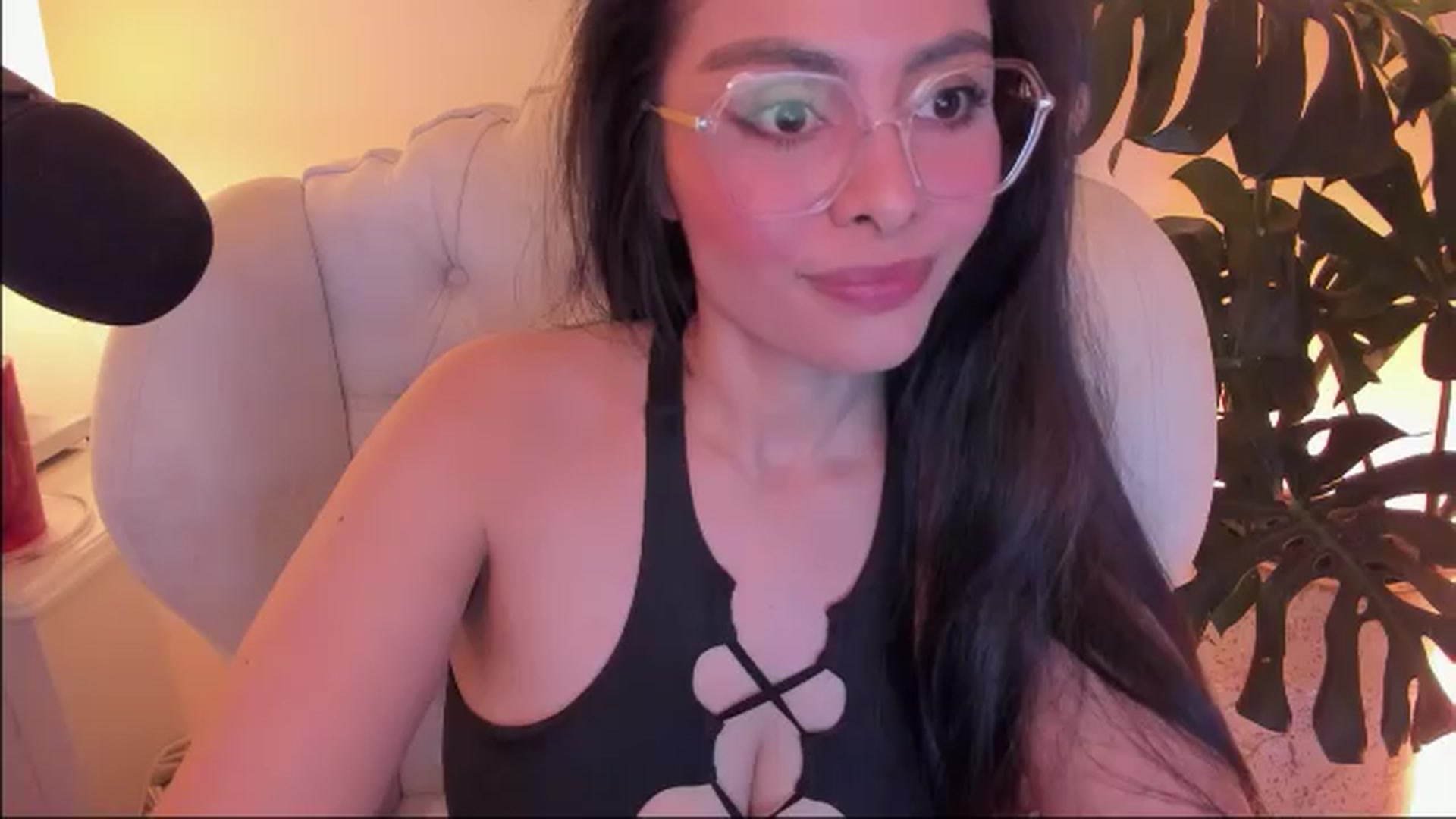 Gallery image thumbnail from Marianviolet's myfreecams stream on, 04/10/2024, 08:15 image 16 of 20