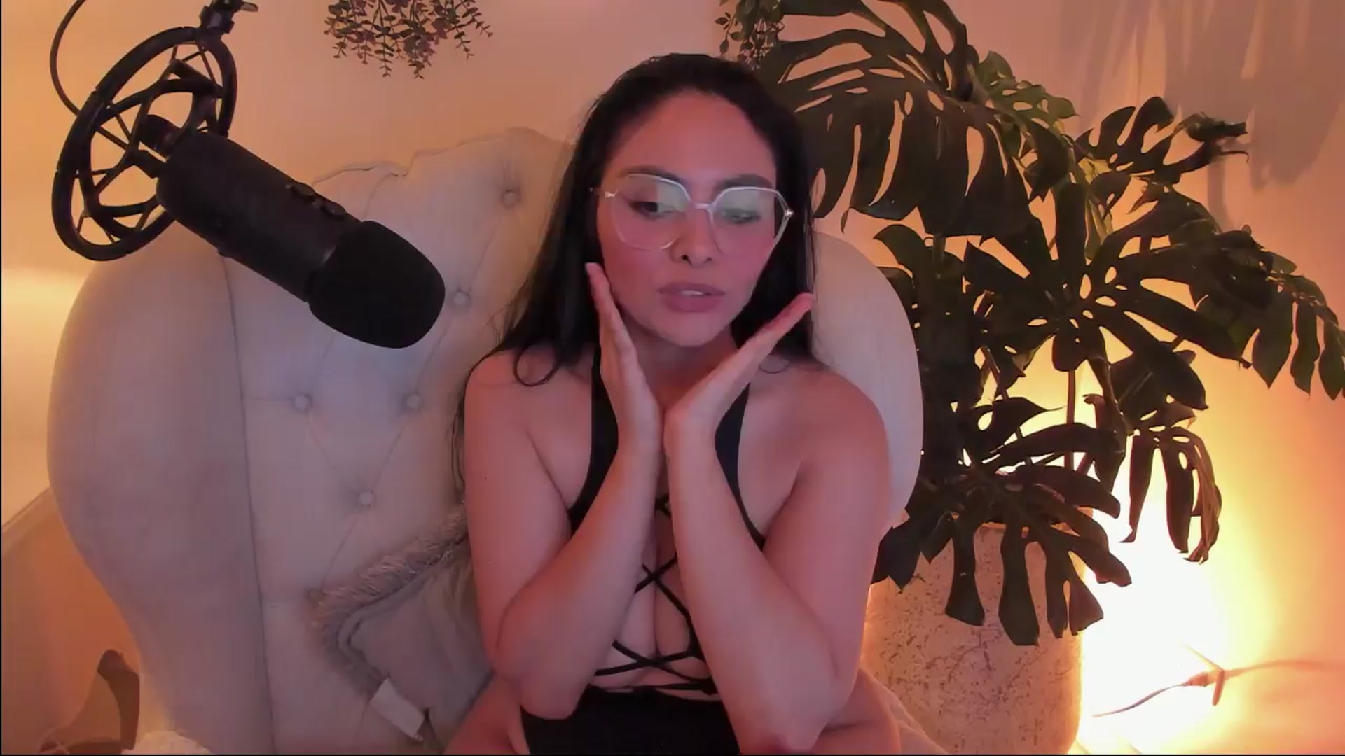 Gallery image thumbnail from Marianviolet's myfreecams stream on, 04/10/2024, 09:40 image 18 of 20