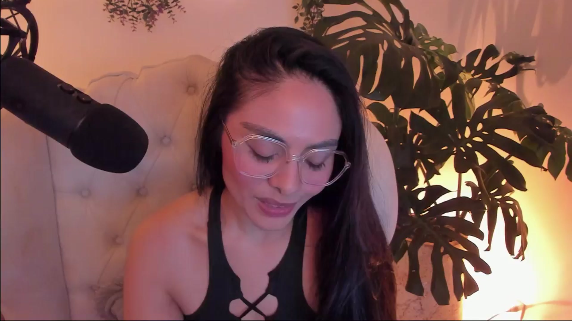 Gallery image thumbnail from Marianviolet's myfreecams stream on, 04/10/2024, 09:40 image 8 of 20