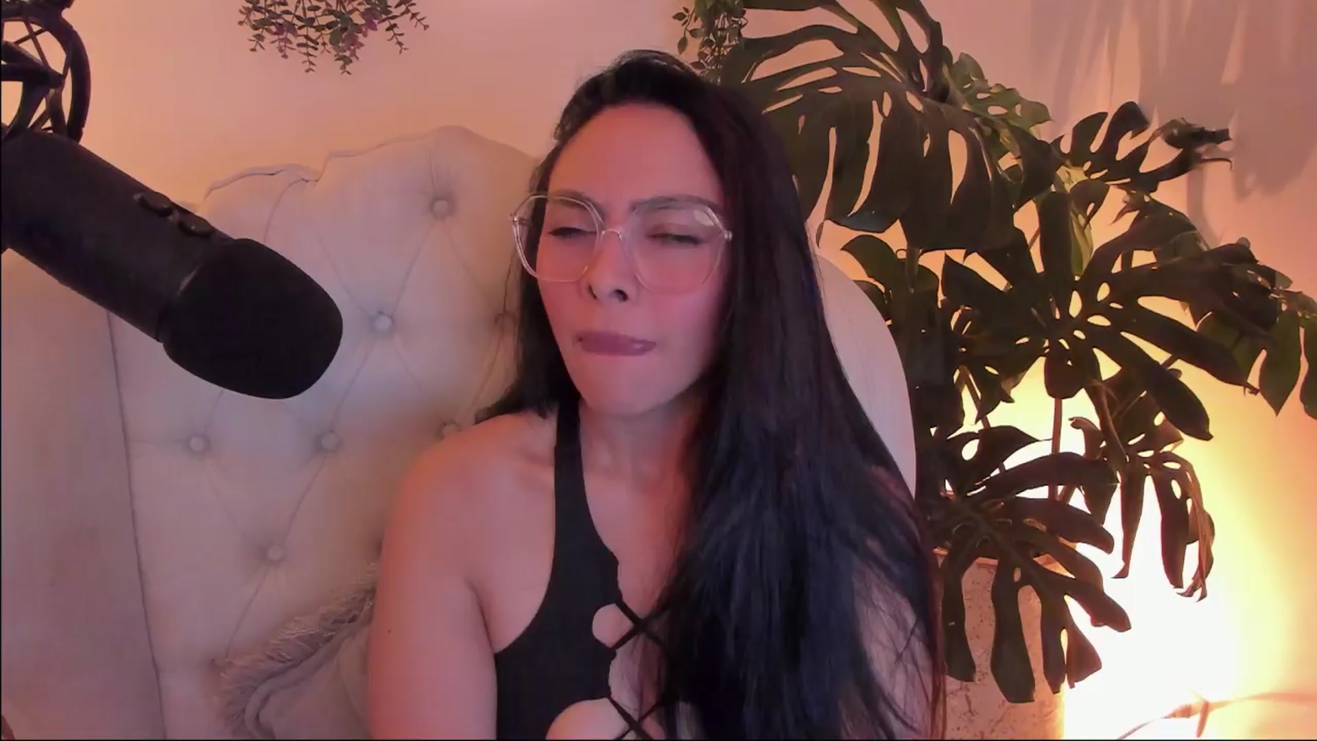Gallery image thumbnail from Marianviolet's myfreecams stream on, 04/10/2024, 09:40 image 9 of 20