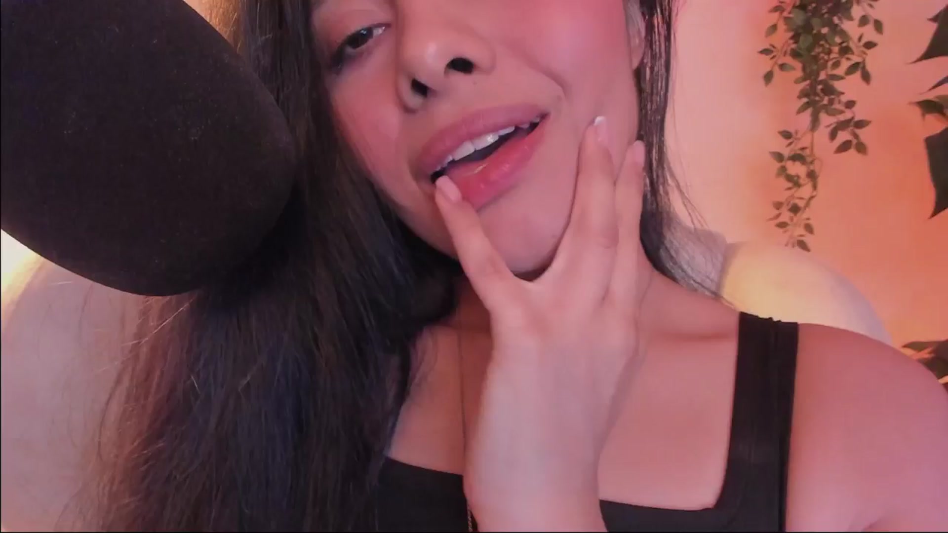 Gallery image thumbnail from Marianviolet's myfreecams stream on, 05/03/2024, 09:43 image 8 of 20