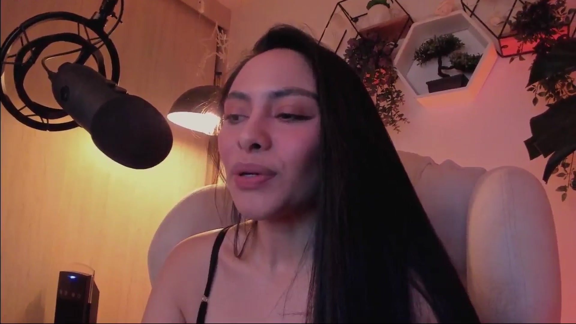 Gallery image thumbnail from Marianviolet's myfreecams stream on, 05/04/2024, 09:40 image 14 of 20