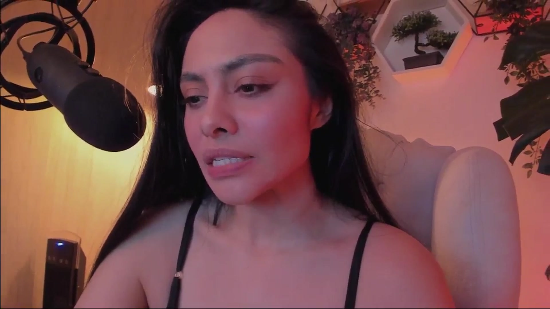 Gallery image thumbnail from Marianviolet's myfreecams stream on, 05/04/2024, 09:40 image 12 of 20