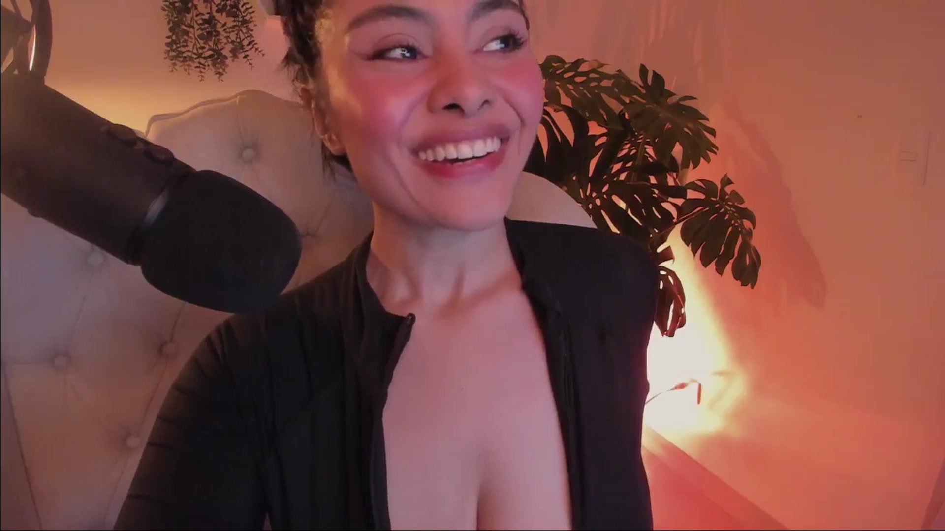 Gallery image thumbnail from Marianviolet's myfreecams stream on, 06/04/2024, 09:35 image 6 of 20