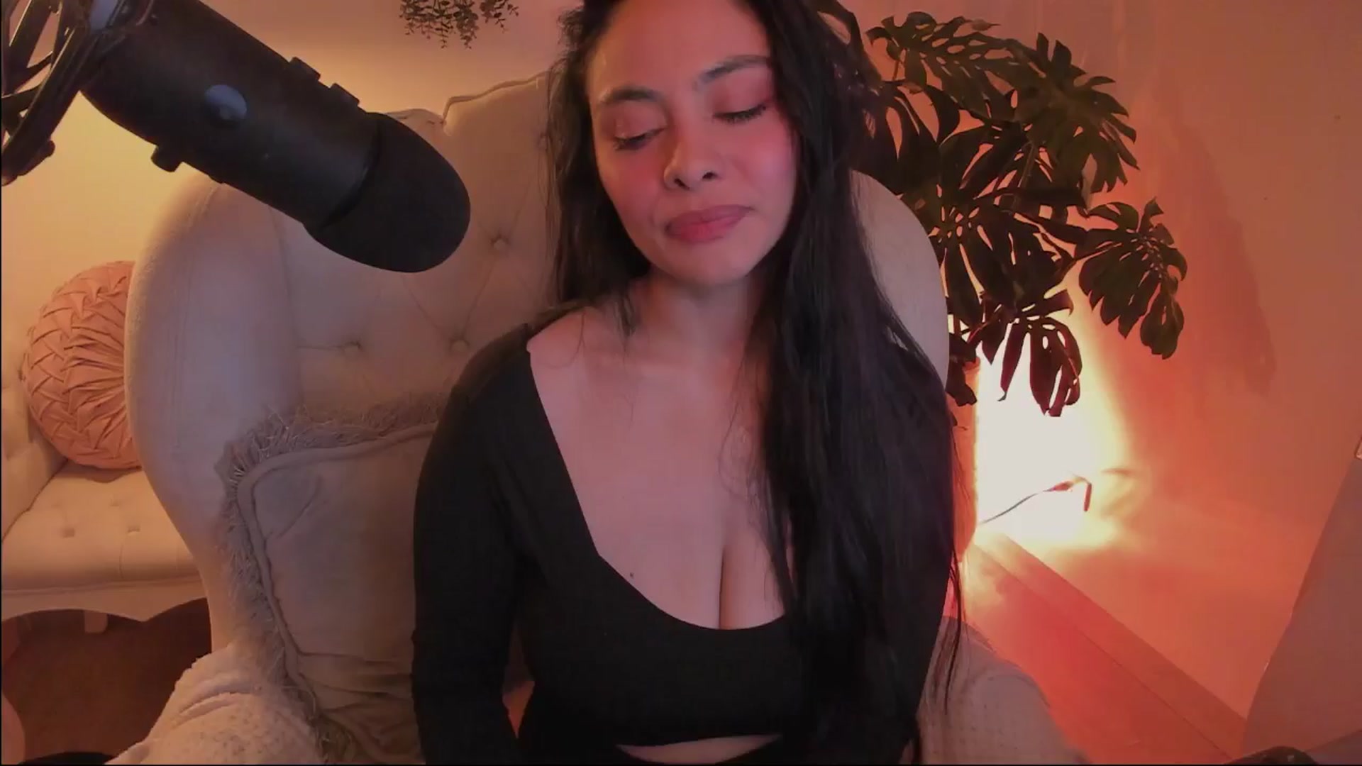 Gallery image thumbnail from Marianviolet's myfreecams stream on, 06/15/2024, 08:31 image 4 of 20