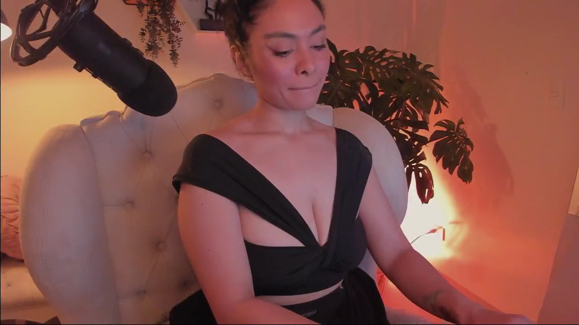 Gallery image thumbnail from Marianviolet's myfreecams stream on, 08/01/2024, 09:01 image 9 of 20