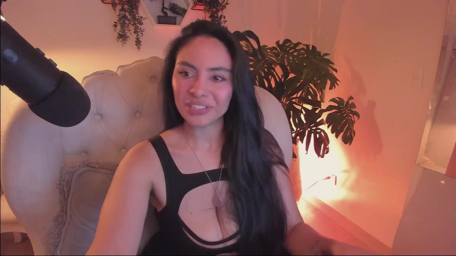 Gallery image thumbnail from Marianviolet's myfreecams stream on, 08/22/2024, 06:40 image 17 of 20