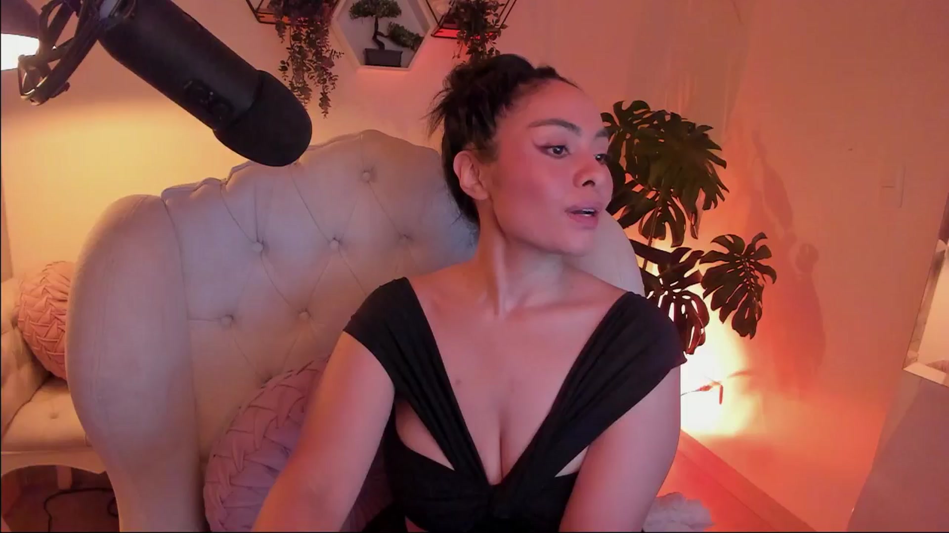 Gallery image thumbnail from Marianviolet's myfreecams stream on, 09/19/2024, 08:21 image 1 of 20
