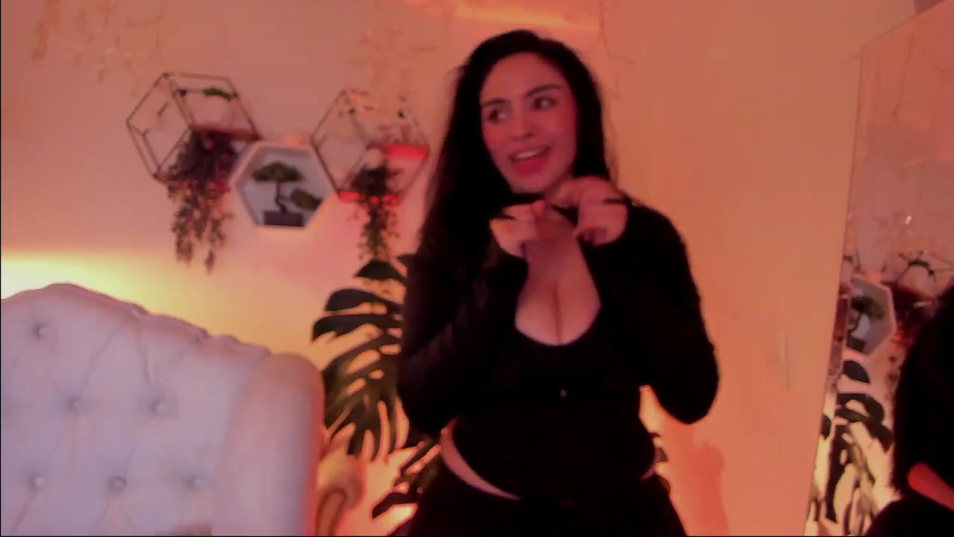 Gallery image thumbnail from Marianviolet's myfreecams stream on, 10/06/2024, 10:38 image 17 of 20
