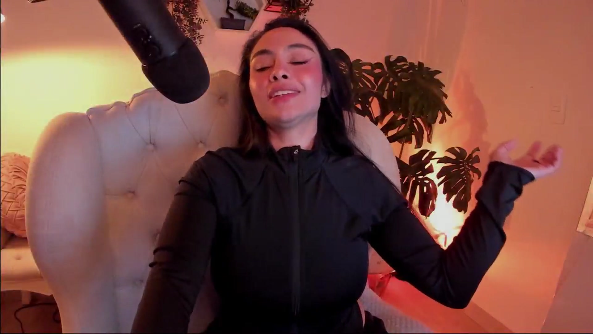 Gallery image thumbnail from Marianviolet's myfreecams stream on, 10/06/2024, 10:38 image 3 of 20
