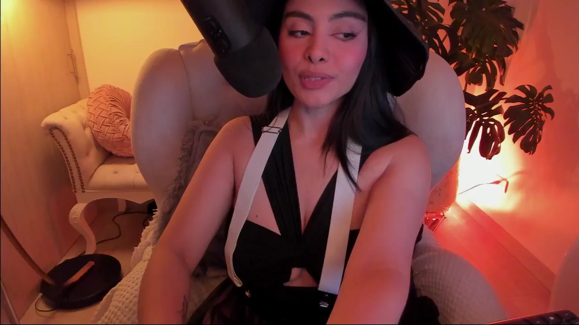 Gallery image thumbnail from Marianviolet's myfreecams stream on, 10/16/2024, 08:45 image 20 of 20