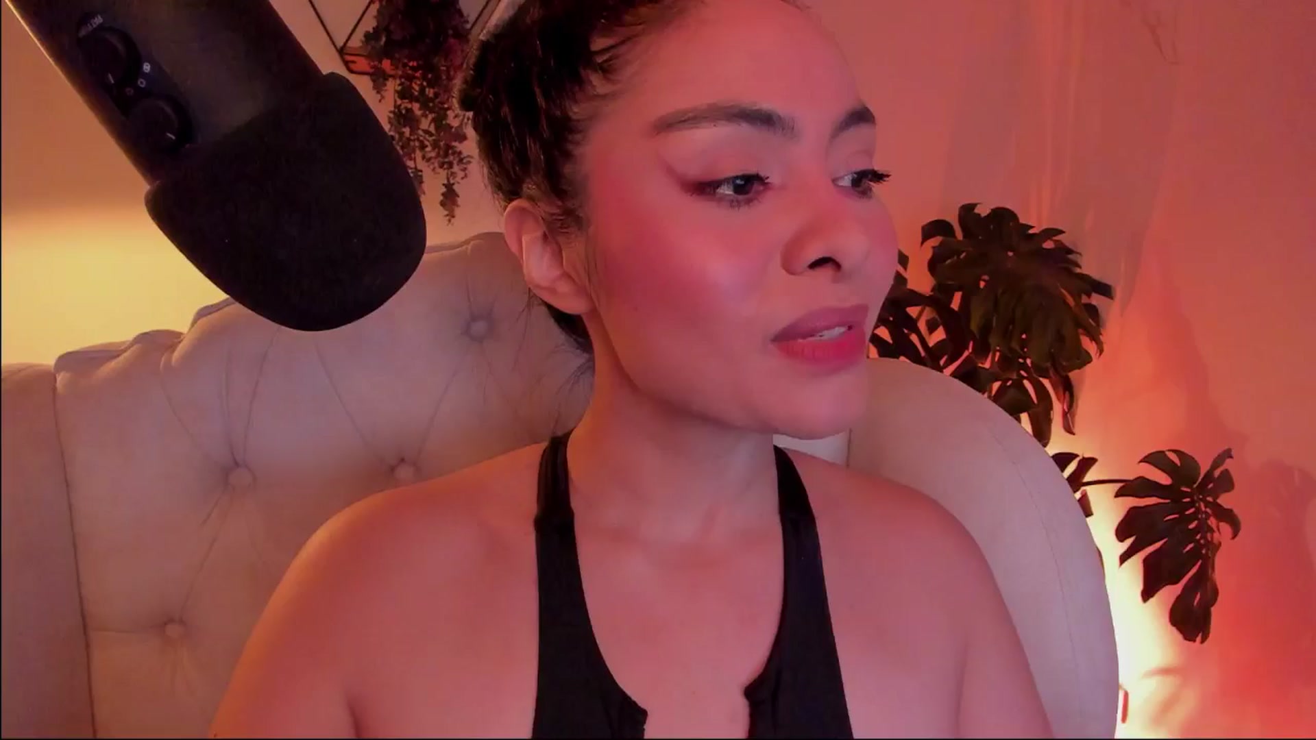 Gallery image thumbnail from Marianviolet's myfreecams stream on, 10/22/2024, 08:39 image 17 of 20