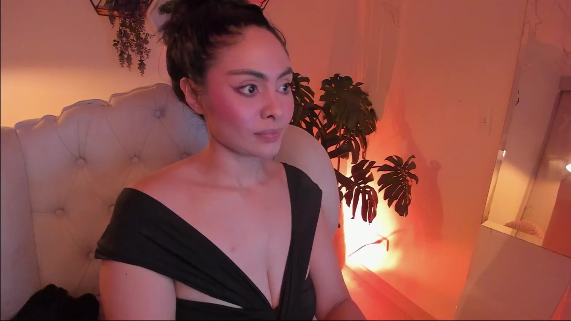 Gallery image thumbnail from Marianviolet's myfreecams stream on, 11/06/2024, 10:28 image 18 of 20