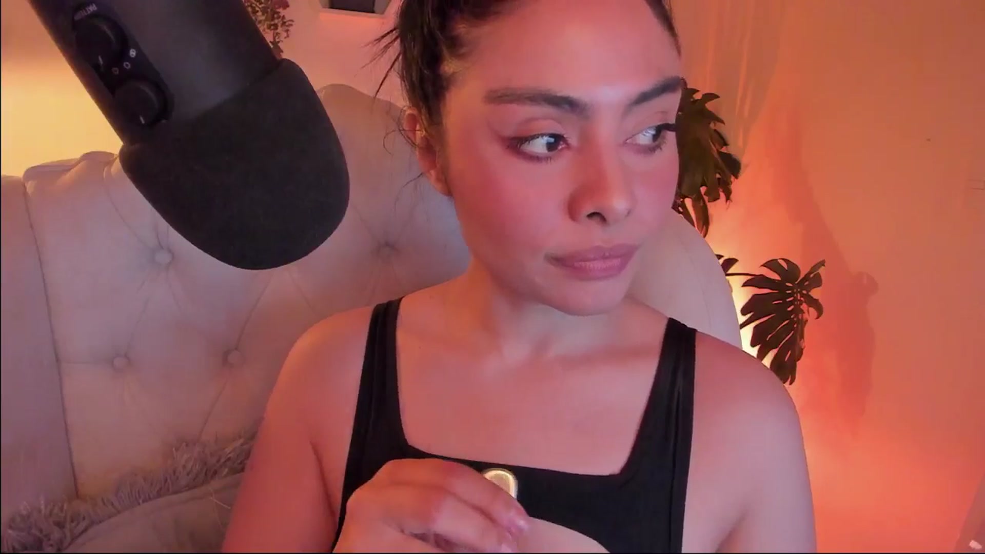 Gallery image thumbnail from Marianviolet's myfreecams stream on, 12/01/2024, 10:23 image 18 of 20