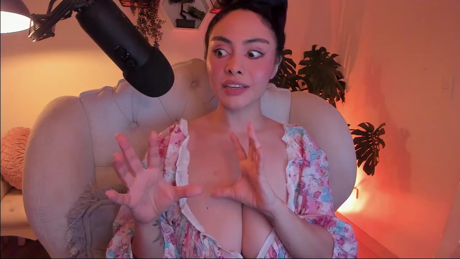 Gallery image thumbnail from Marianviolet's myfreecams stream on, 12/23/2024, 09:21 image 2 of 20