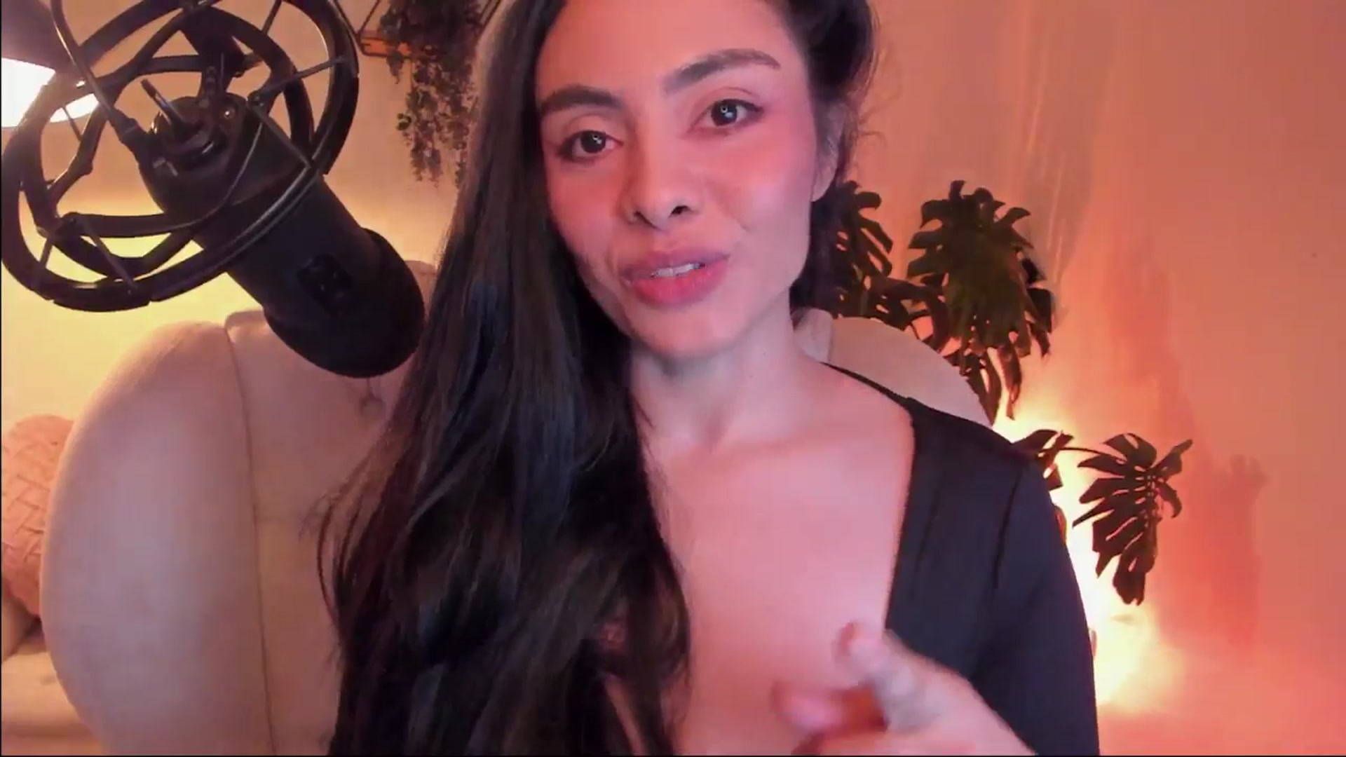Gallery image thumbnail from Marianviolet's myfreecams stream on, 01/13/2025, 10:20 image 17 of 20