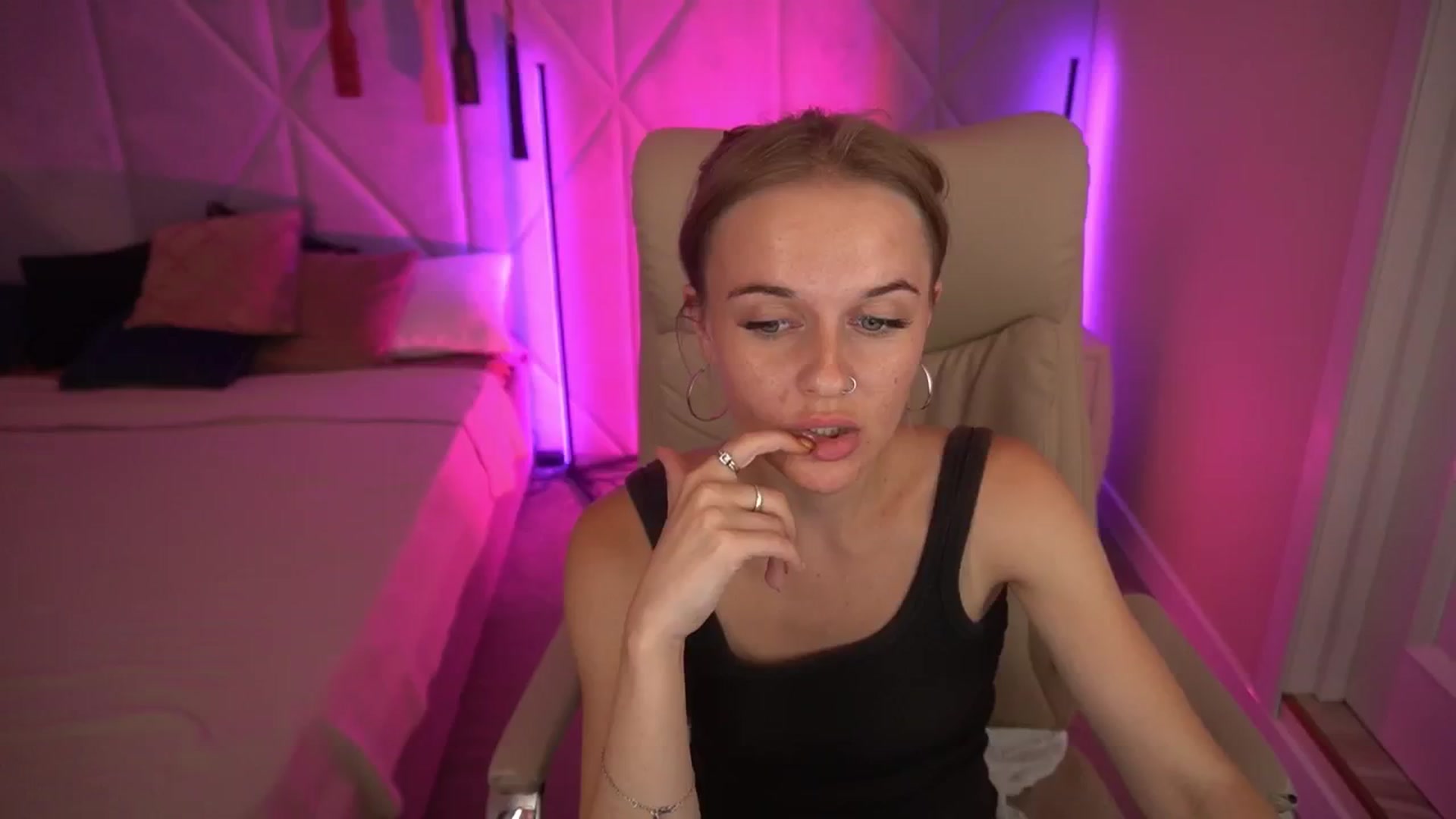 Gallery image thumbnail from Maribel_River's myfreecams stream on, 08/20/2024, 19:25 image 9 of 20