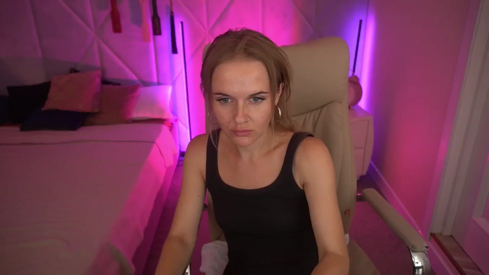 Gallery image thumbnail from Maribel_River's myfreecams stream on, 08/20/2024, 19:25 image 6 of 20