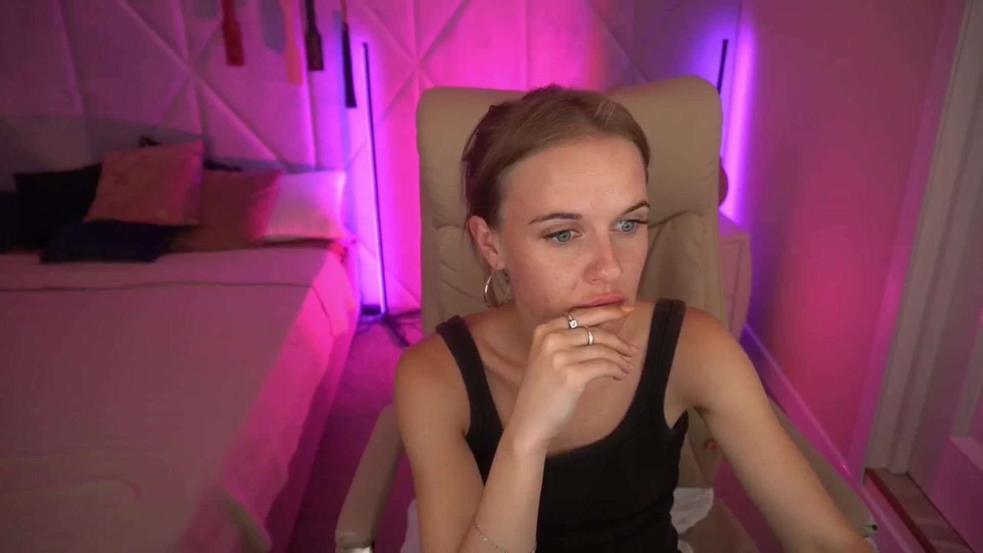 Gallery image thumbnail from Maribel_River's myfreecams stream on, 08/20/2024, 19:25 image 16 of 20