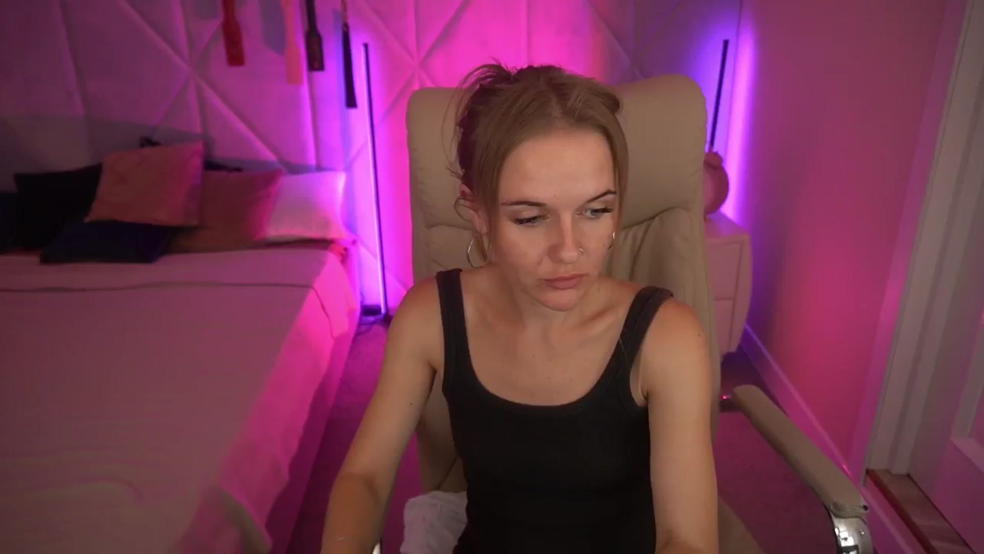 Gallery image thumbnail from Maribel_River's myfreecams stream on, 08/20/2024, 19:25 image 7 of 20