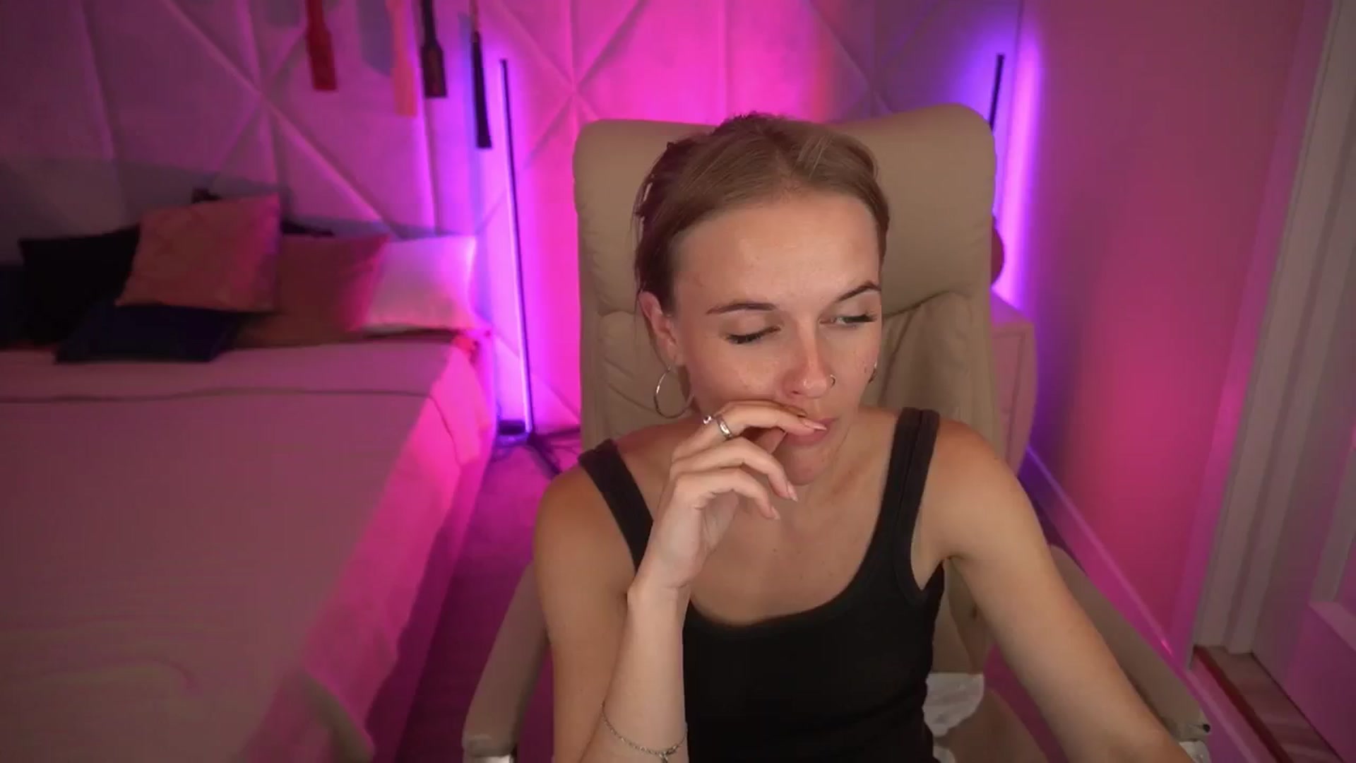 Gallery image thumbnail from Maribel_River's myfreecams stream on, 08/20/2024, 19:25 image 14 of 20