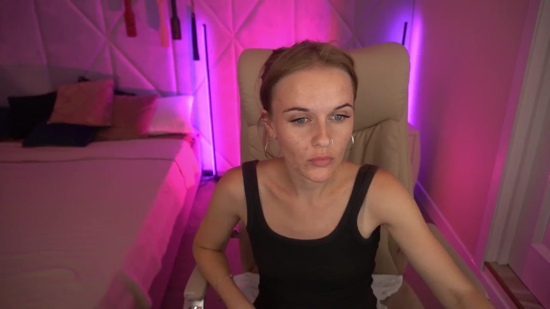 Gallery image thumbnail from Maribel_River's myfreecams stream on, 08/20/2024, 19:25 image 8 of 20