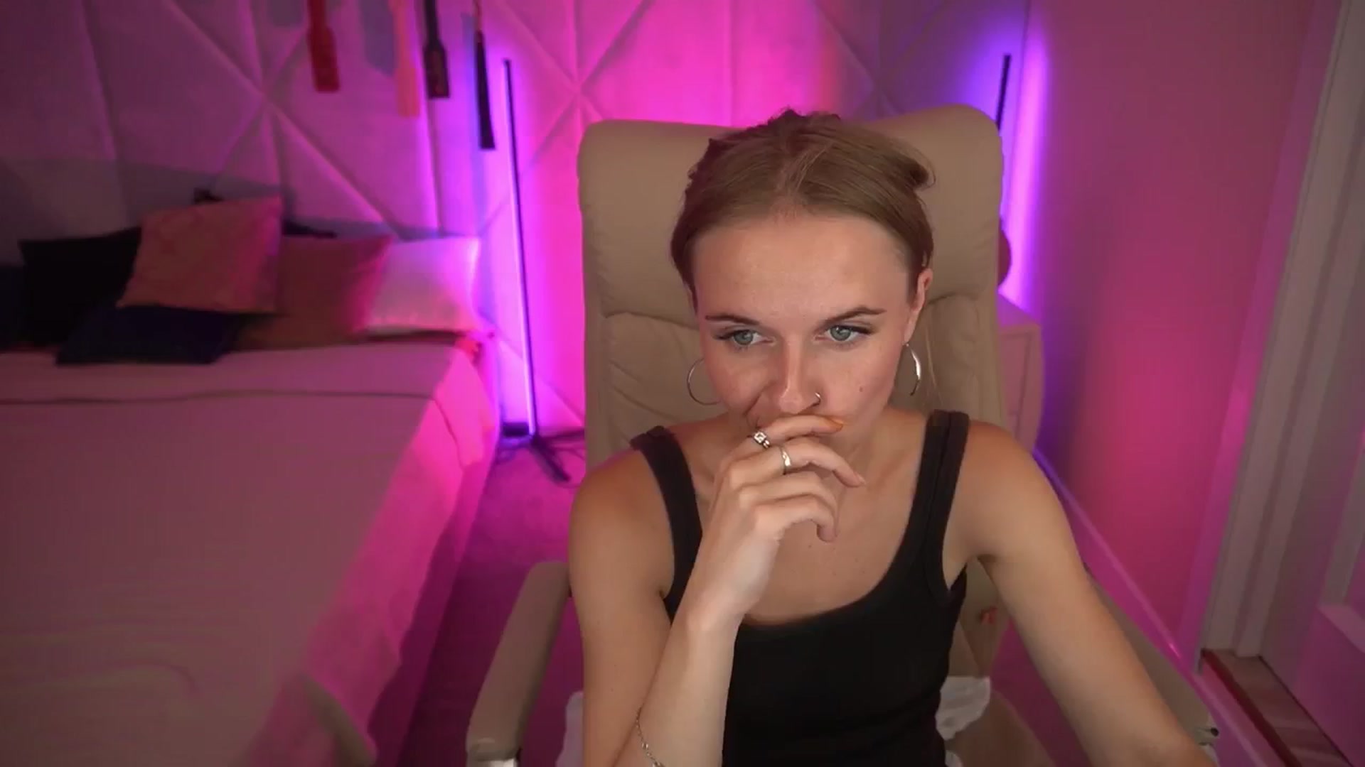 Gallery image thumbnail from Maribel_River's myfreecams stream on, 08/20/2024, 19:25 image 19 of 20
