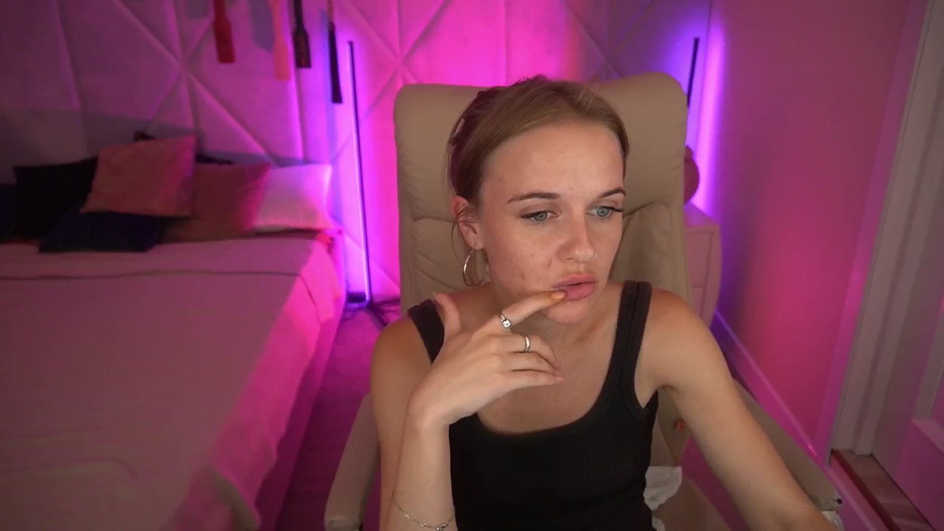 Gallery image thumbnail from Maribel_River's myfreecams stream on, 08/20/2024, 19:25 image 12 of 20