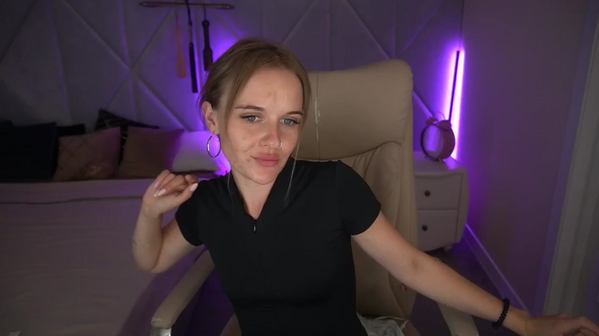 Gallery image thumbnail from Maribel_River's myfreecams stream on, 08/26/2024, 14:40 image 1 of 20
