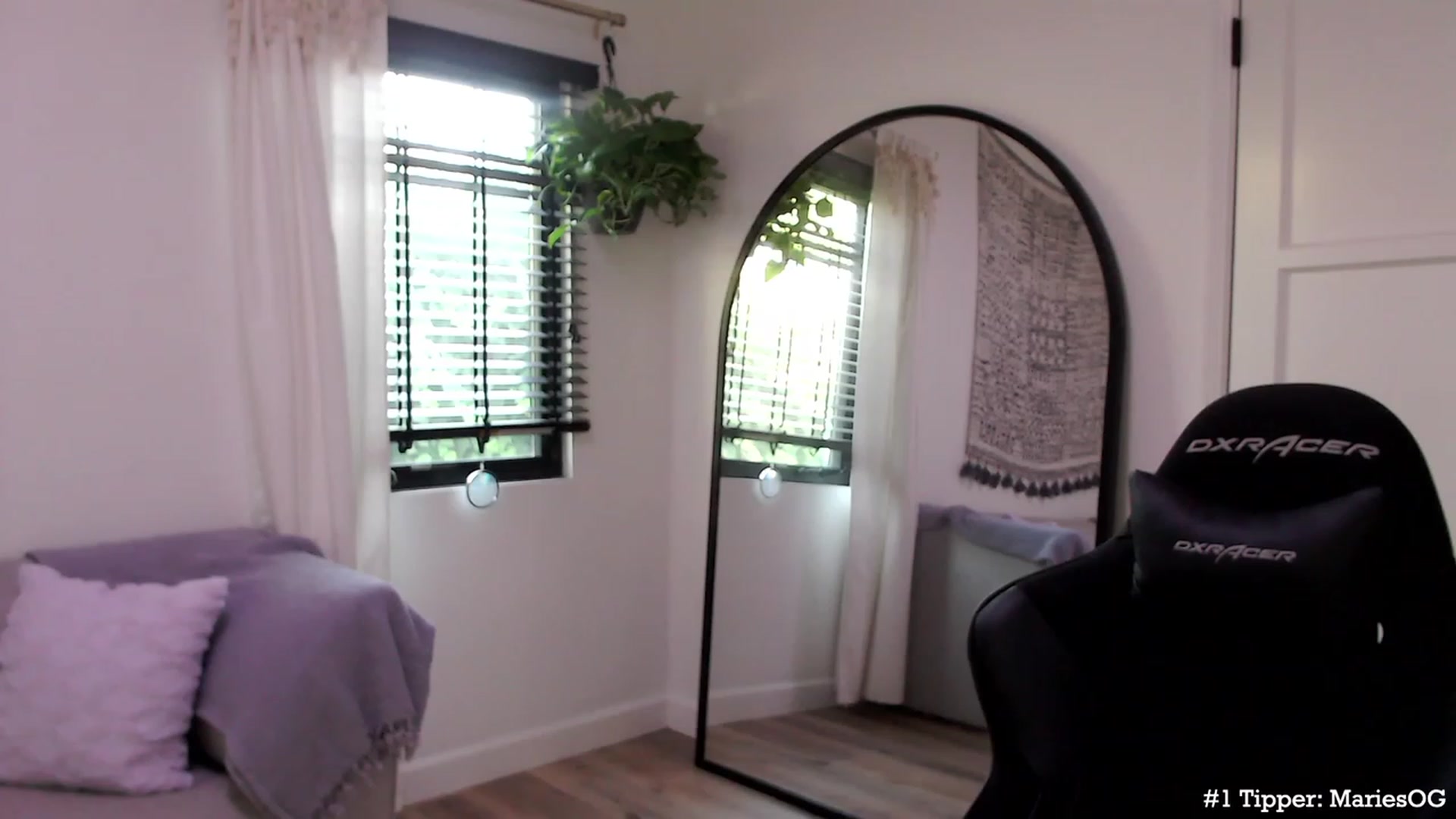 Gallery image thumbnail from Marie's myfreecams stream on, 05/17/2023, 02:32 image 4 of 20