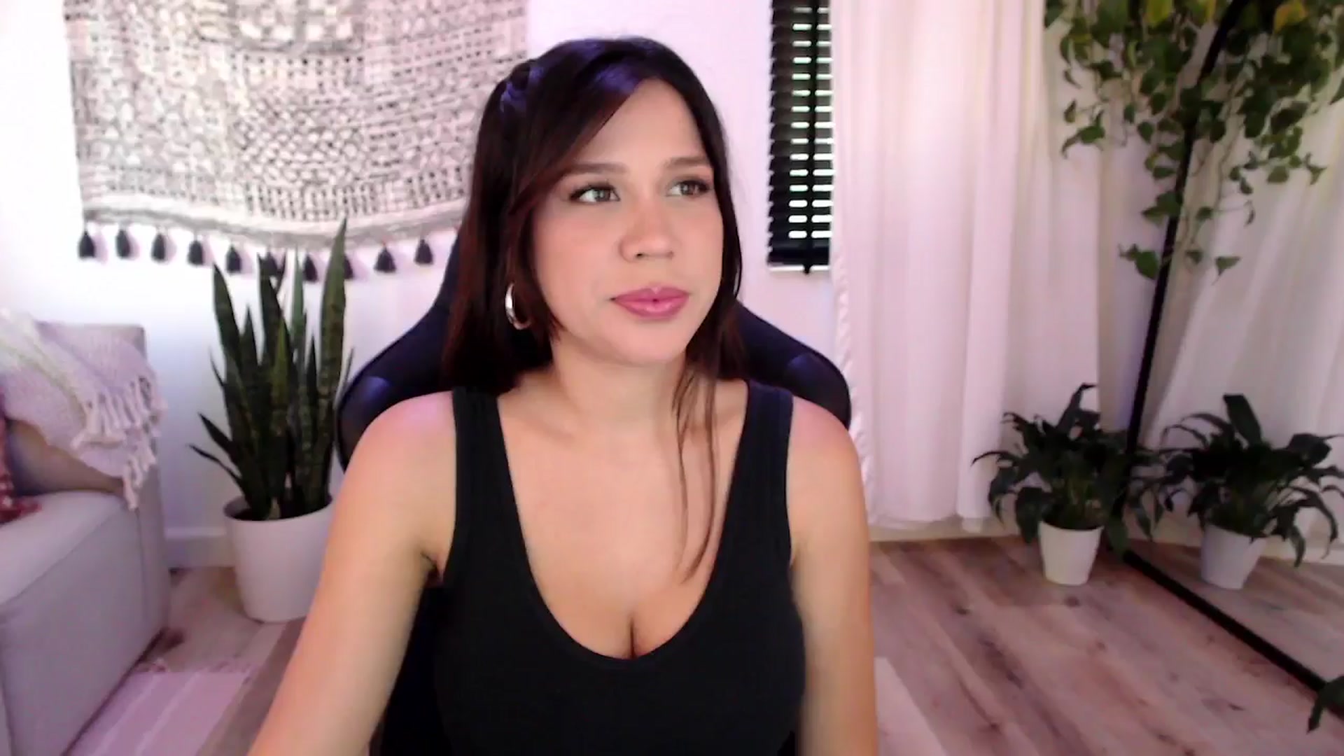 Gallery image thumbnail from Marie's myfreecams stream on, 08/16/2024, 23:53 image 5 of 20