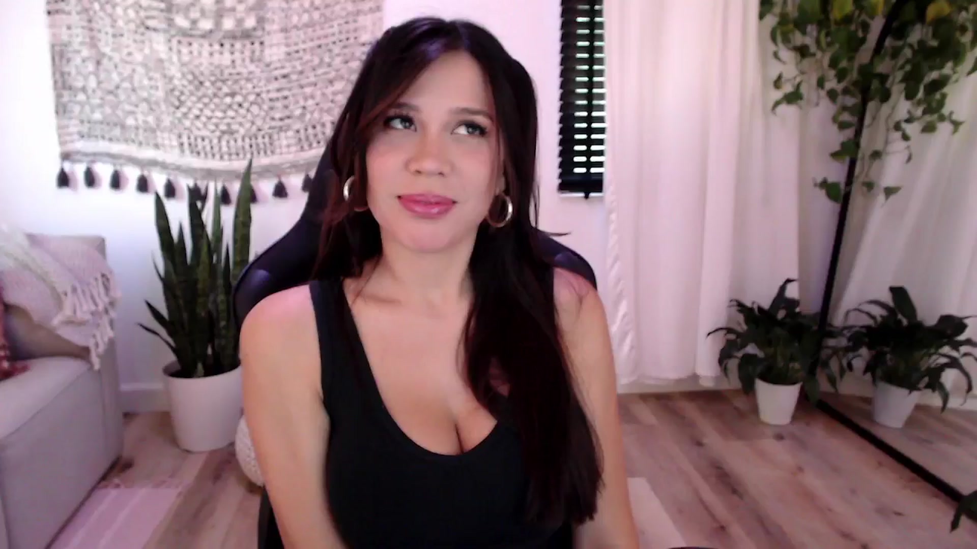 Gallery image thumbnail from Marie's myfreecams stream on, 08/16/2024, 23:53 image 8 of 20