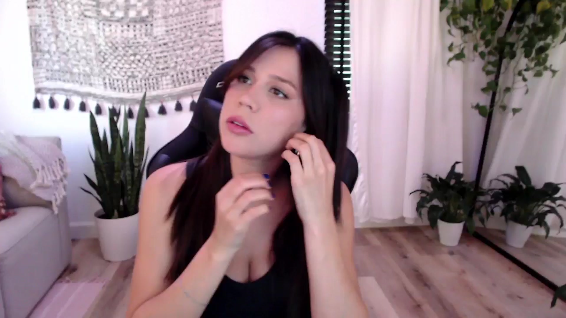 Gallery image thumbnail from Marie's myfreecams stream on, 08/16/2024, 23:53 image 6 of 20