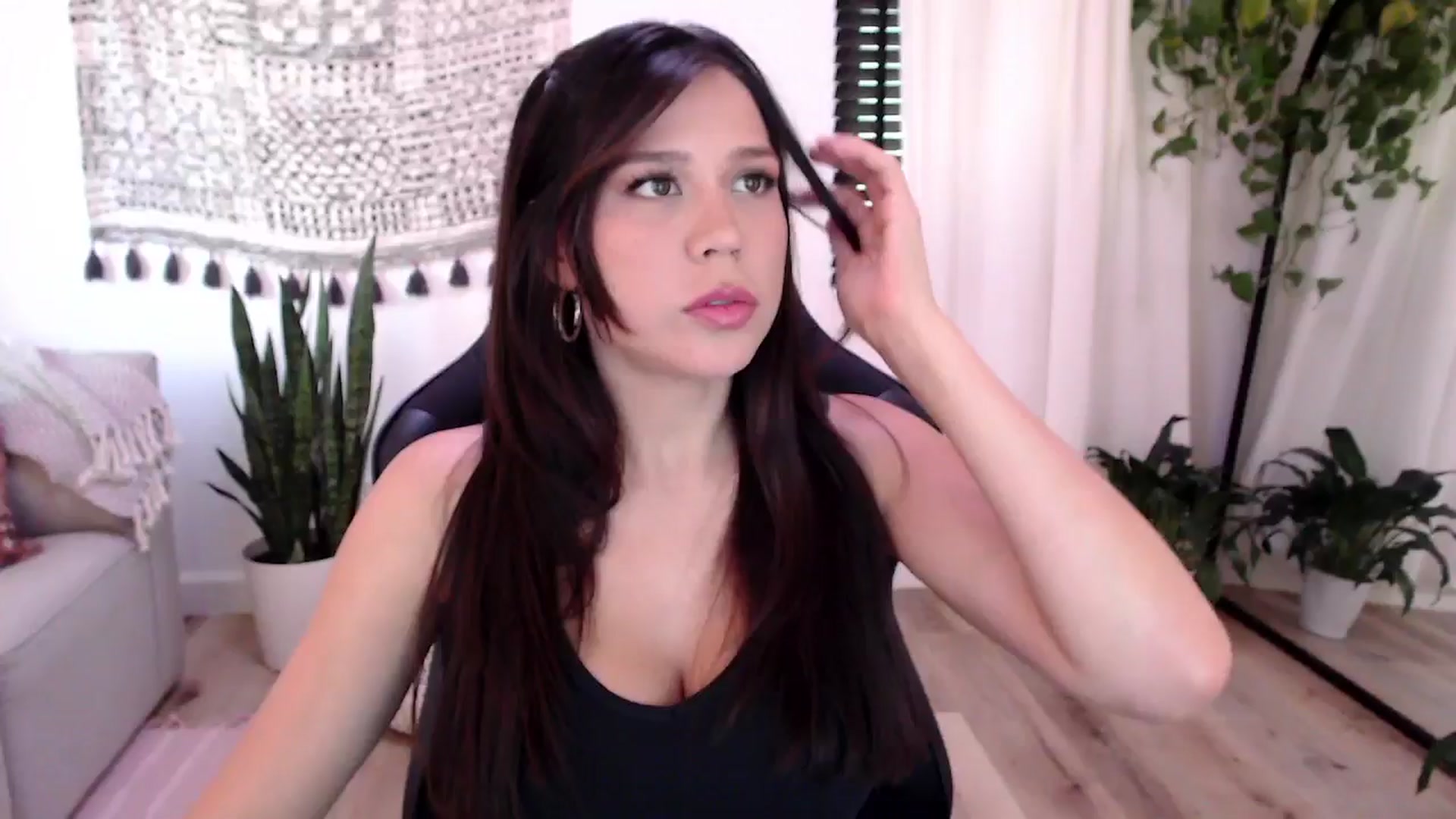 Gallery image thumbnail from Marie's myfreecams stream on, 08/16/2024, 23:53 image 4 of 20