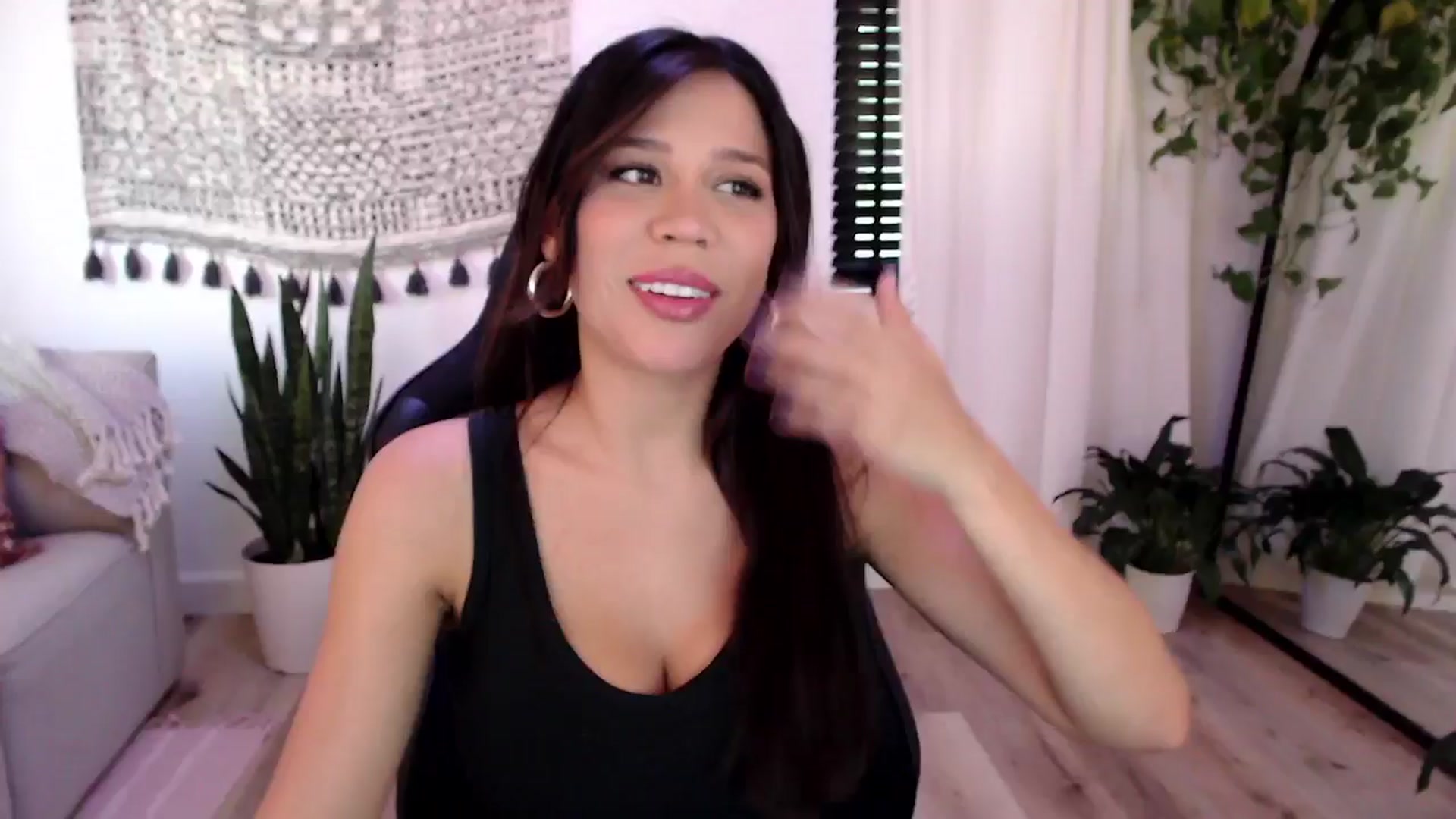 Gallery image thumbnail from Marie's myfreecams stream on, 08/16/2024, 23:53 image 7 of 20