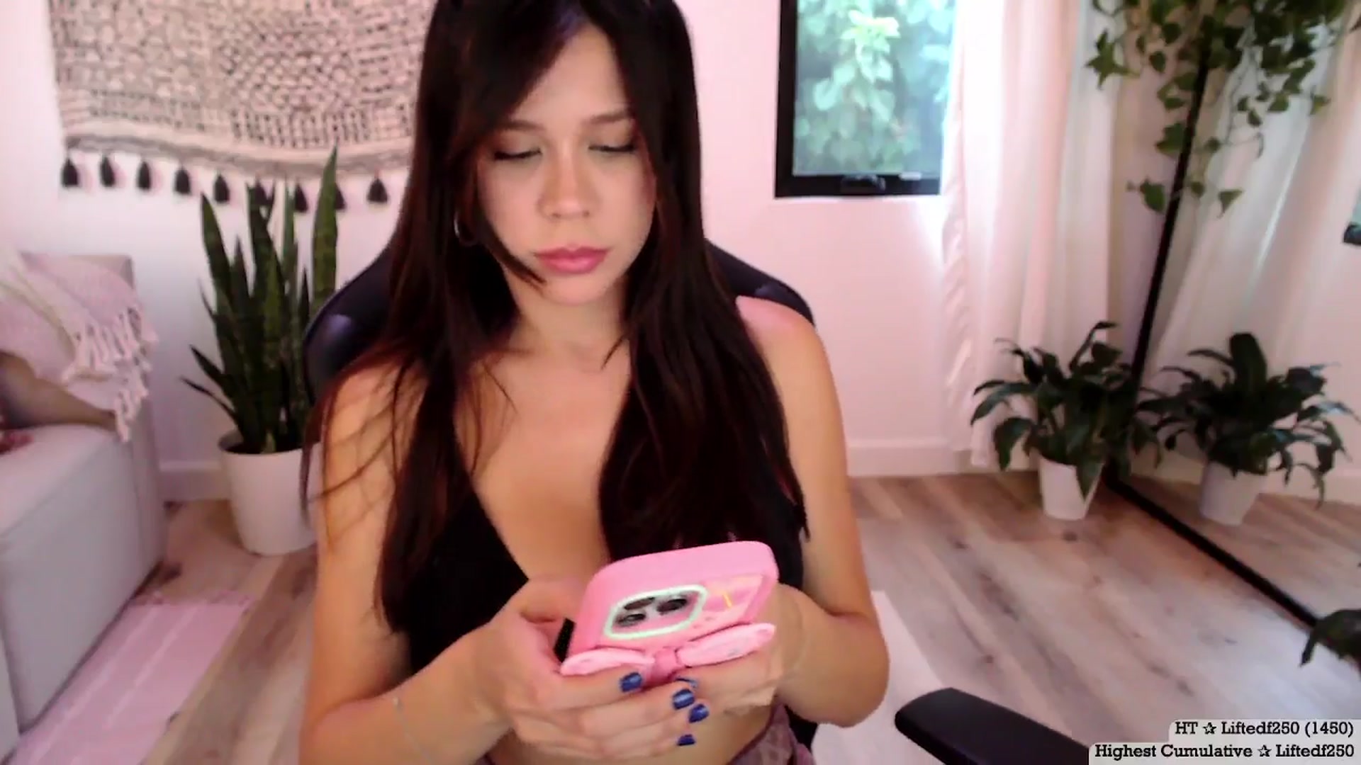 Gallery image thumbnail from Marie's myfreecams stream on, 08/17/2024, 02:53 image 6 of 20