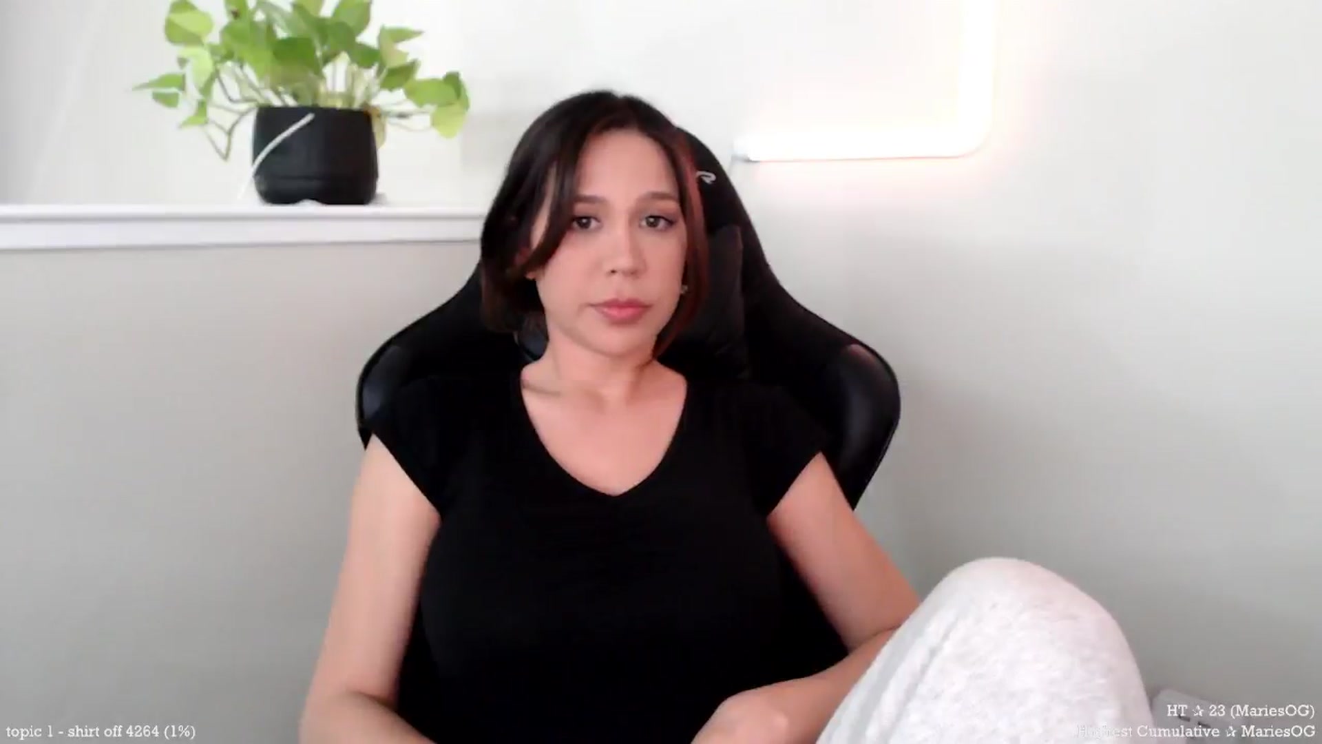 Gallery image thumbnail from Marie's myfreecams stream on, 04/02/2025, 21:47 image 16 of 20