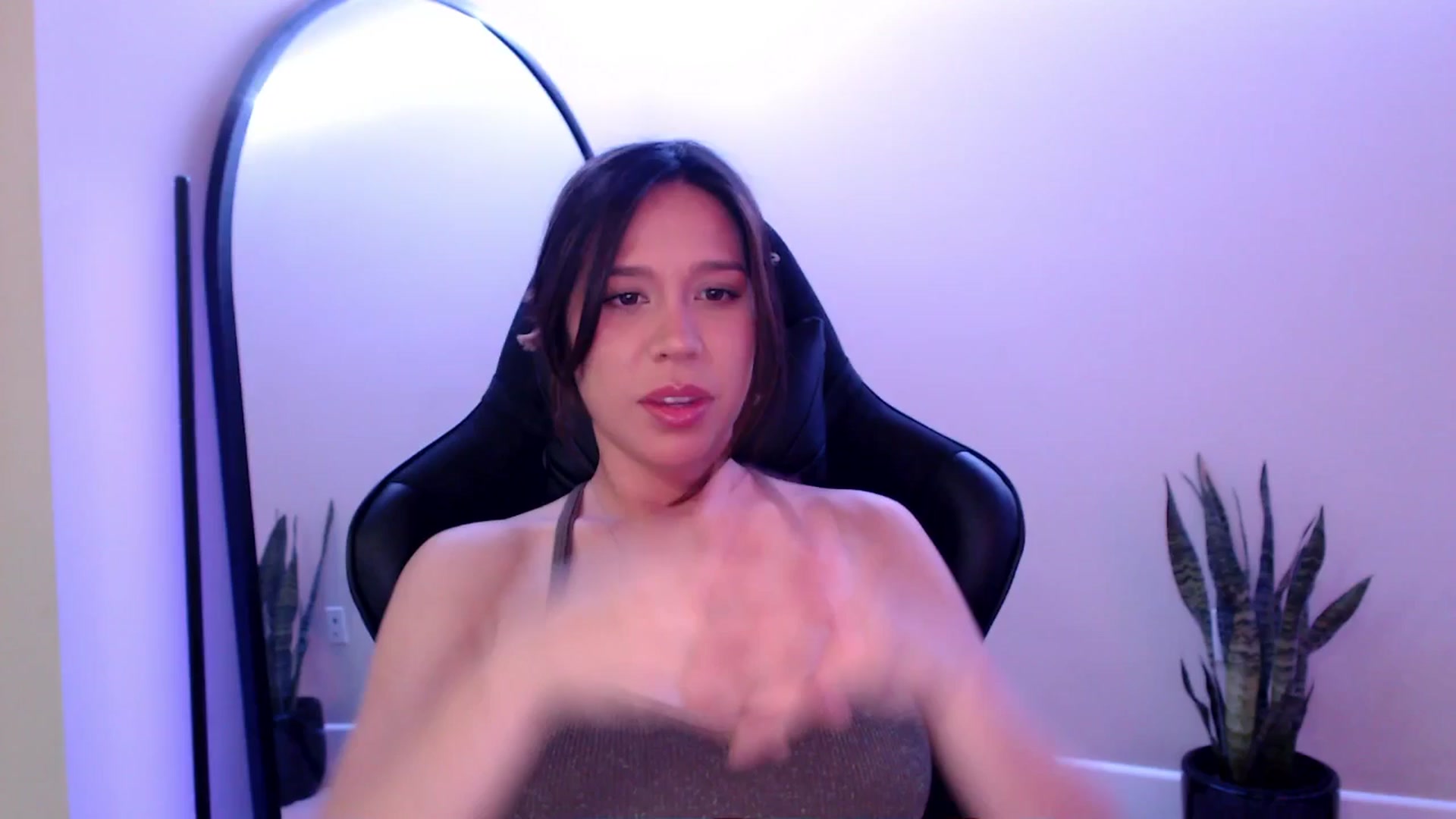 Gallery image thumbnail from Marie's myfreecams stream on, 04/18/2025, 24:04 image 12 of 20