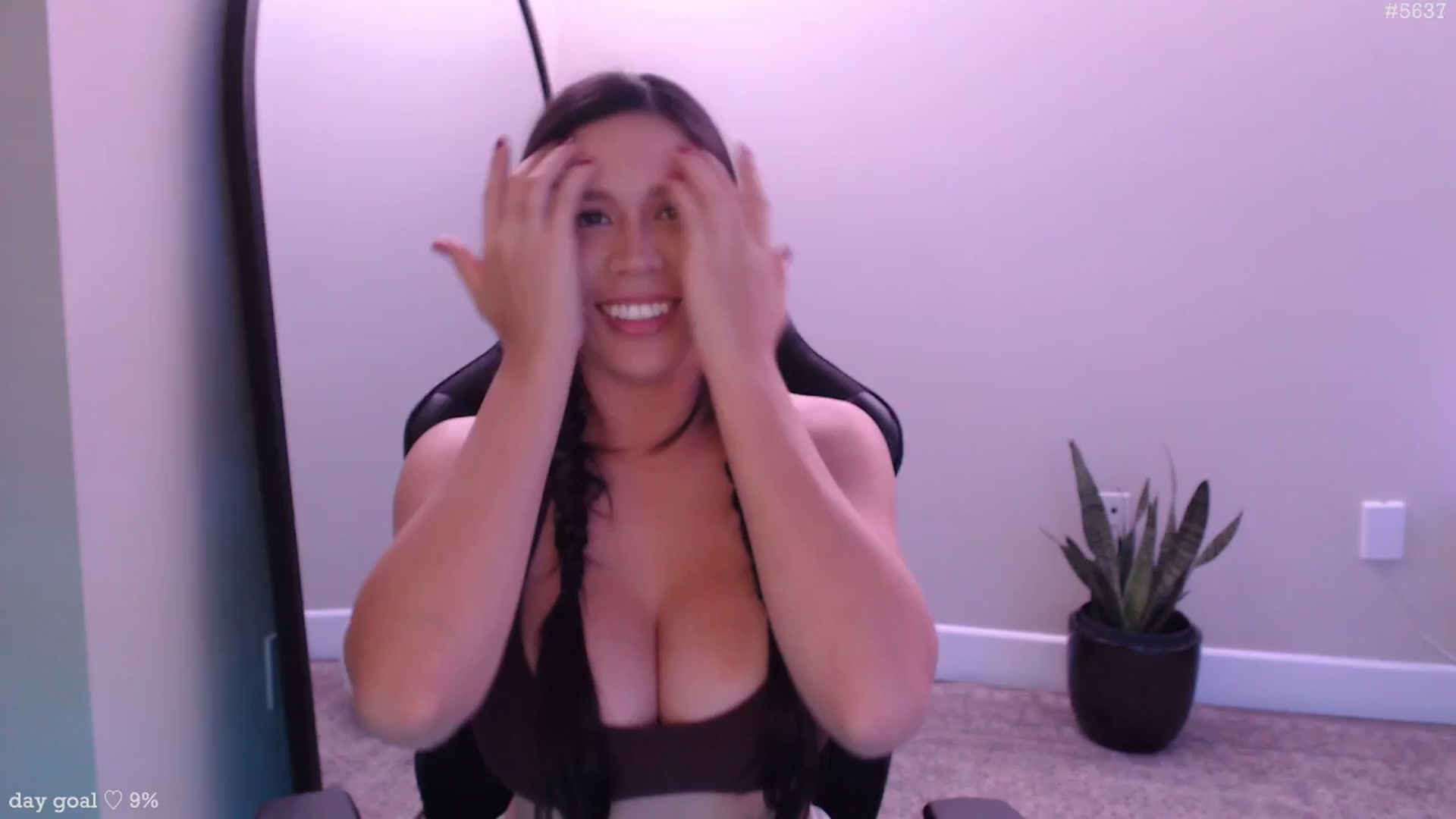 Gallery image thumbnail from Marie's myfreecams stream on, 12/17/2025, 23:33 image 15 of 20