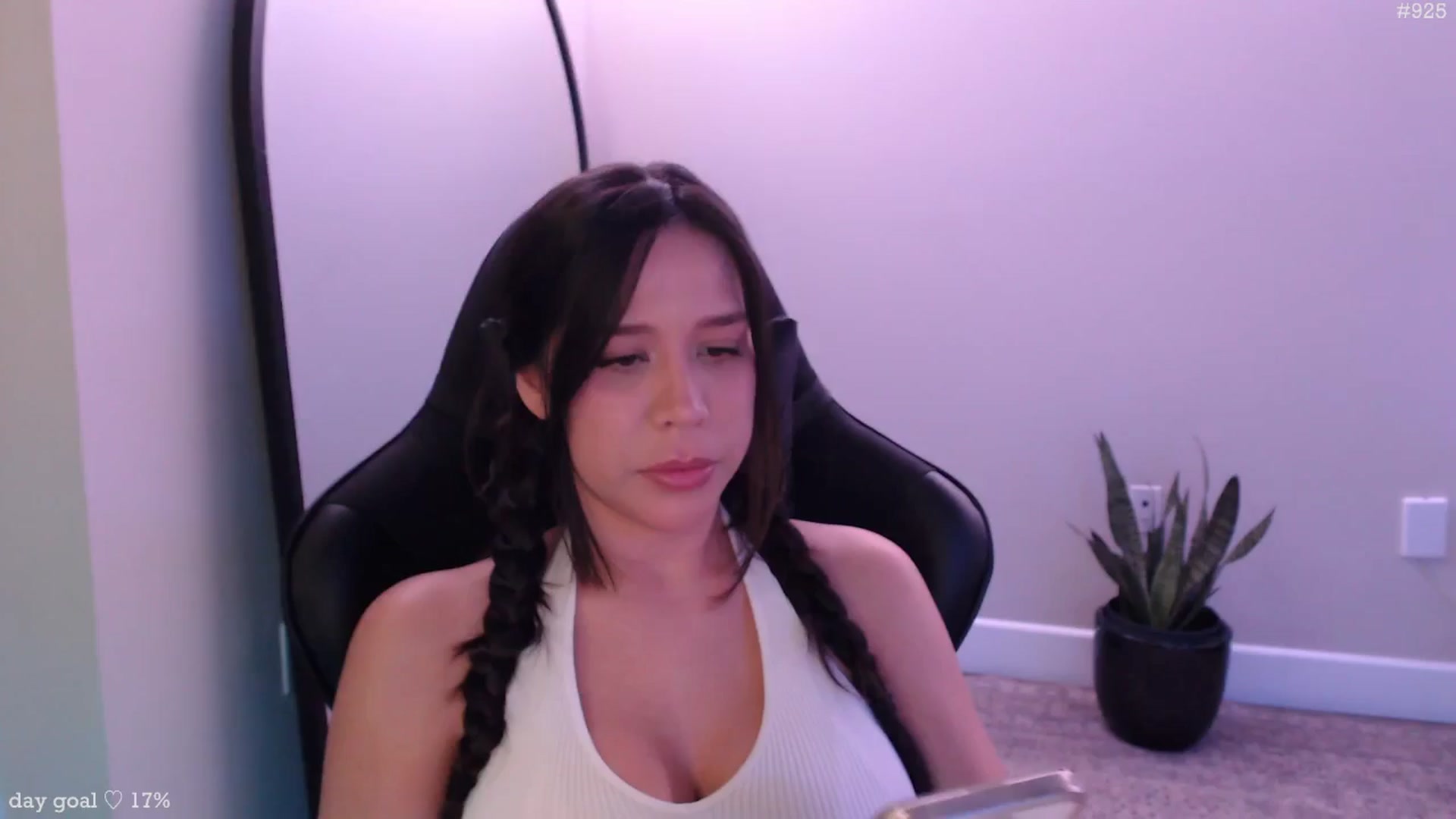 Gallery image thumbnail from Marie's myfreecams stream on, 12/23/2025, 24:30 image 16 of 20